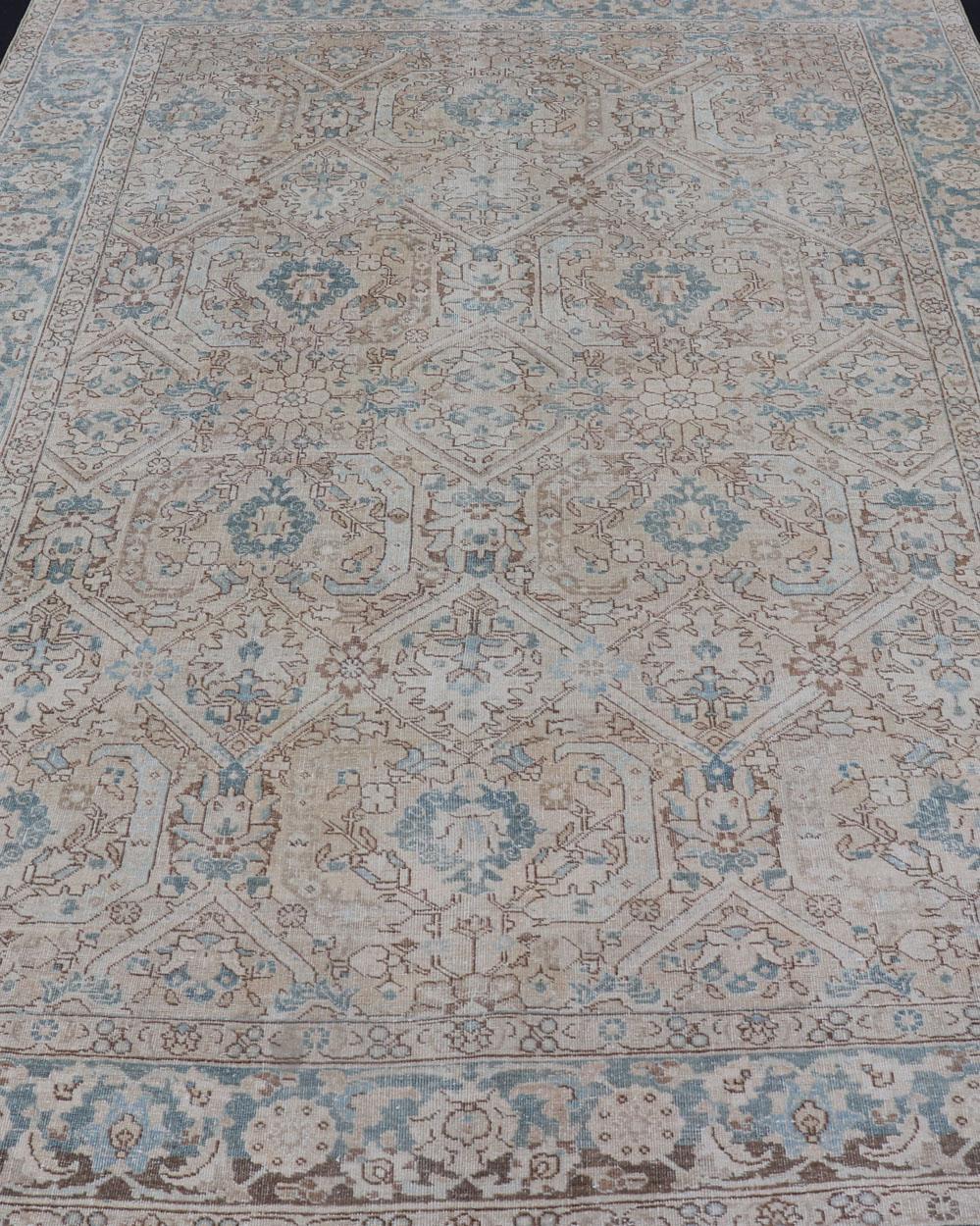 Blauer, brauner und hellbrauner persischer antiker Täbriz-Teppich mit geometrischem All-Over-Design im Zustand „Starke Gebrauchsspuren“ im Angebot in Atlanta, GA