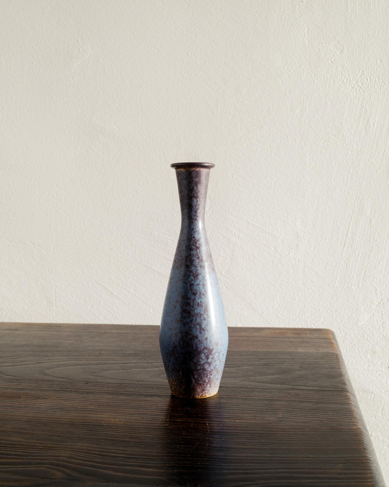 Seltene runde Vase aus Keramik/Steingut in blau-brauner Glasur von Gunnar Nylund, hergestellt von Rörstrand Schweden in den 1950er Jahren. In gutem Zustand. Unterzeichnet 
