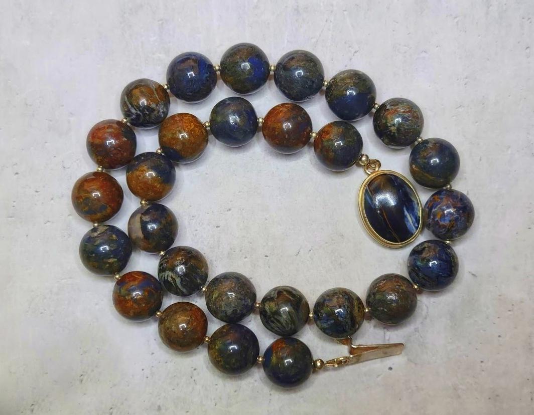 La longueur du collier est de 18,5 pouces (47 cm). La taille rare des perles rondes lisses est de 15 mm.
Les perles sont rares, d'excellente qualité et de couleur unique. Les perles ont des tons délicieusement brun-bleu, rouge-bleu, gris-bleu et