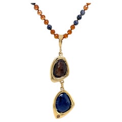 Pendentif en forme de tranche en saphir bleu et marron avec chaîne en saphir brun et saphir