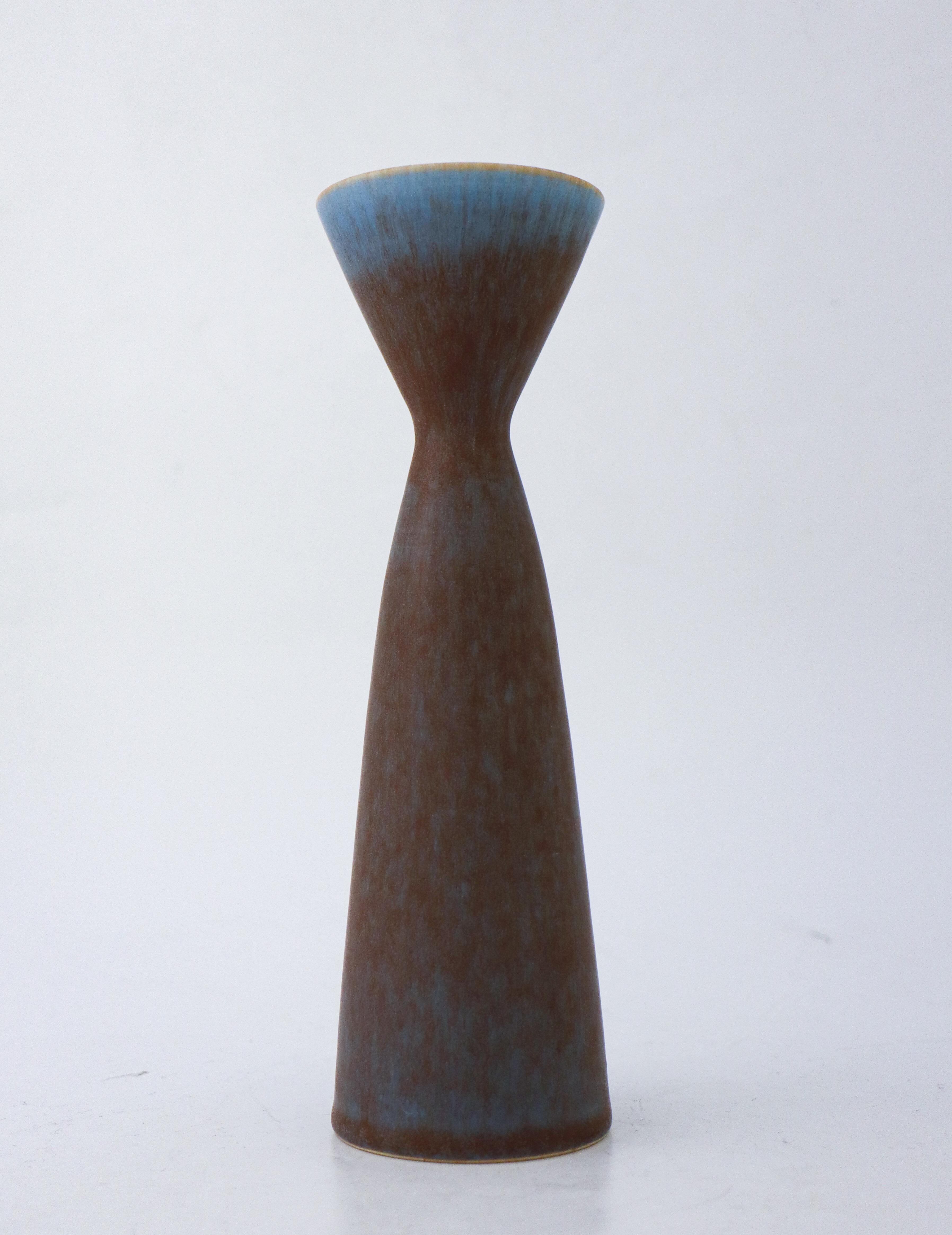 A brown and blue vase designed by Carl-Harry Stålhane at Rörstrand Atelier, it´s 23 cm (9.2
