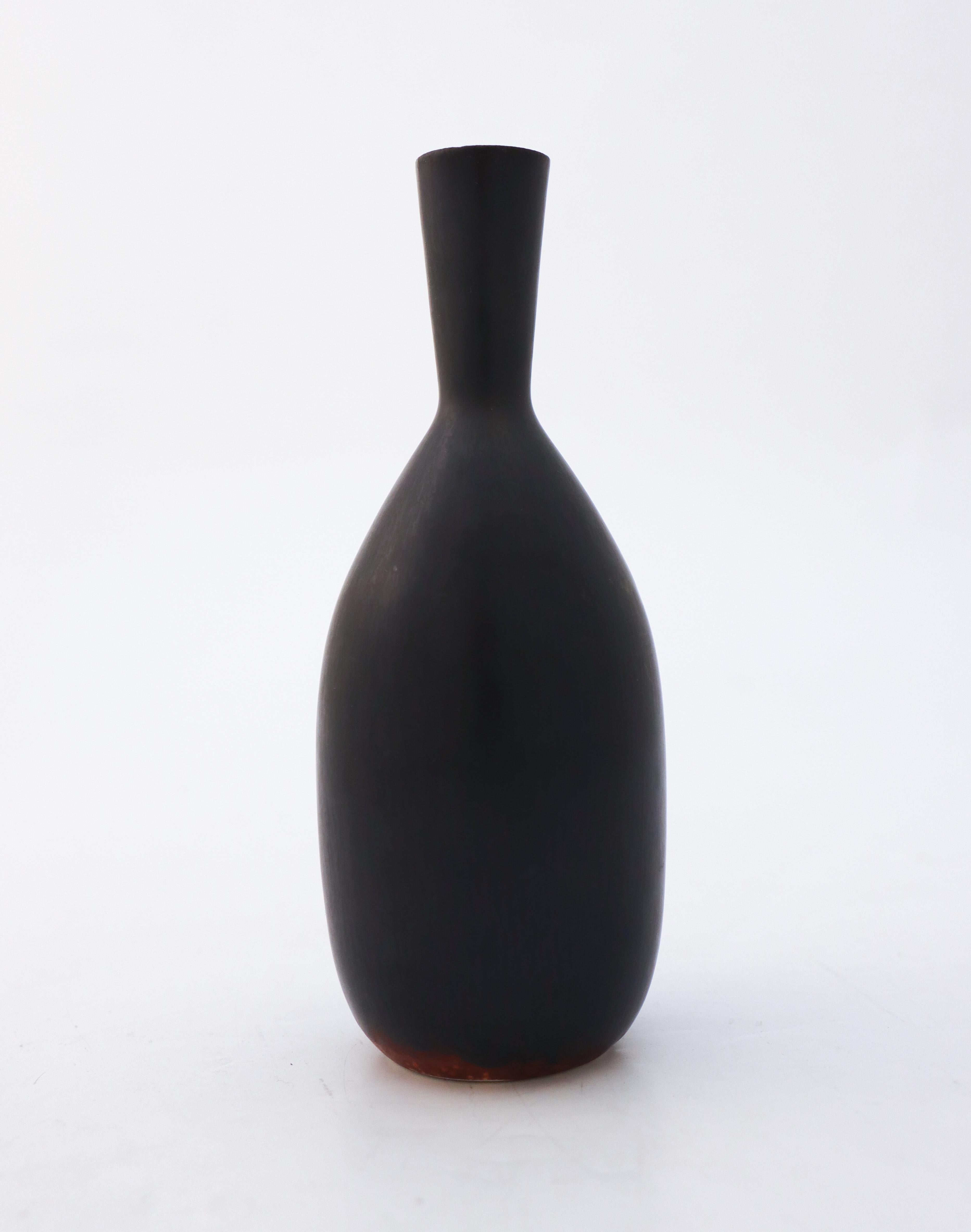 Ce vase noir, conçu par Carl-Harry Stålhane à Rörstrand Atelier, mesure 15,5 cm de haut. Il est de première qualité et en excellent état. 

Carl-Harry Stålhane est l'un des grands noms de la céramique scandinave du milieu du siècle dernier. Il a été
