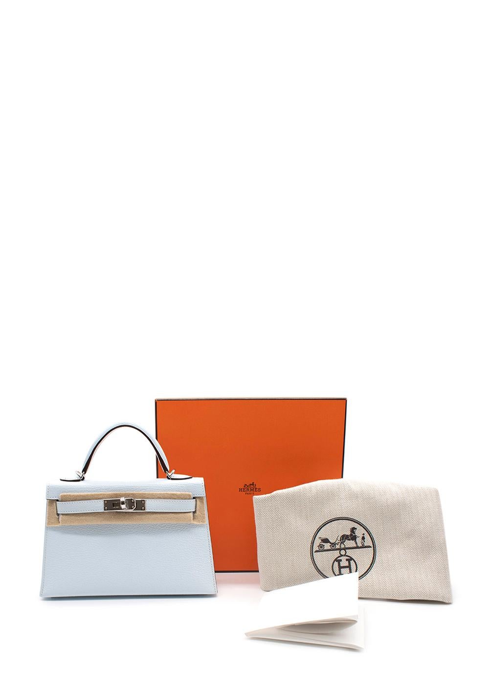 Hermes Blau Brume Chèvre Leder Mini Kelly 20 PHW

- Exquisite blaue Brume Mini-Variante der Kelly Bag
- Gefertigt aus Chèvre-Leder mit Palladium-Beschlägen
- Kommt mit einer Hermes-Signaturbox, Schulterriemen und Schläfer

MATERIALIEN
Chevre Leder