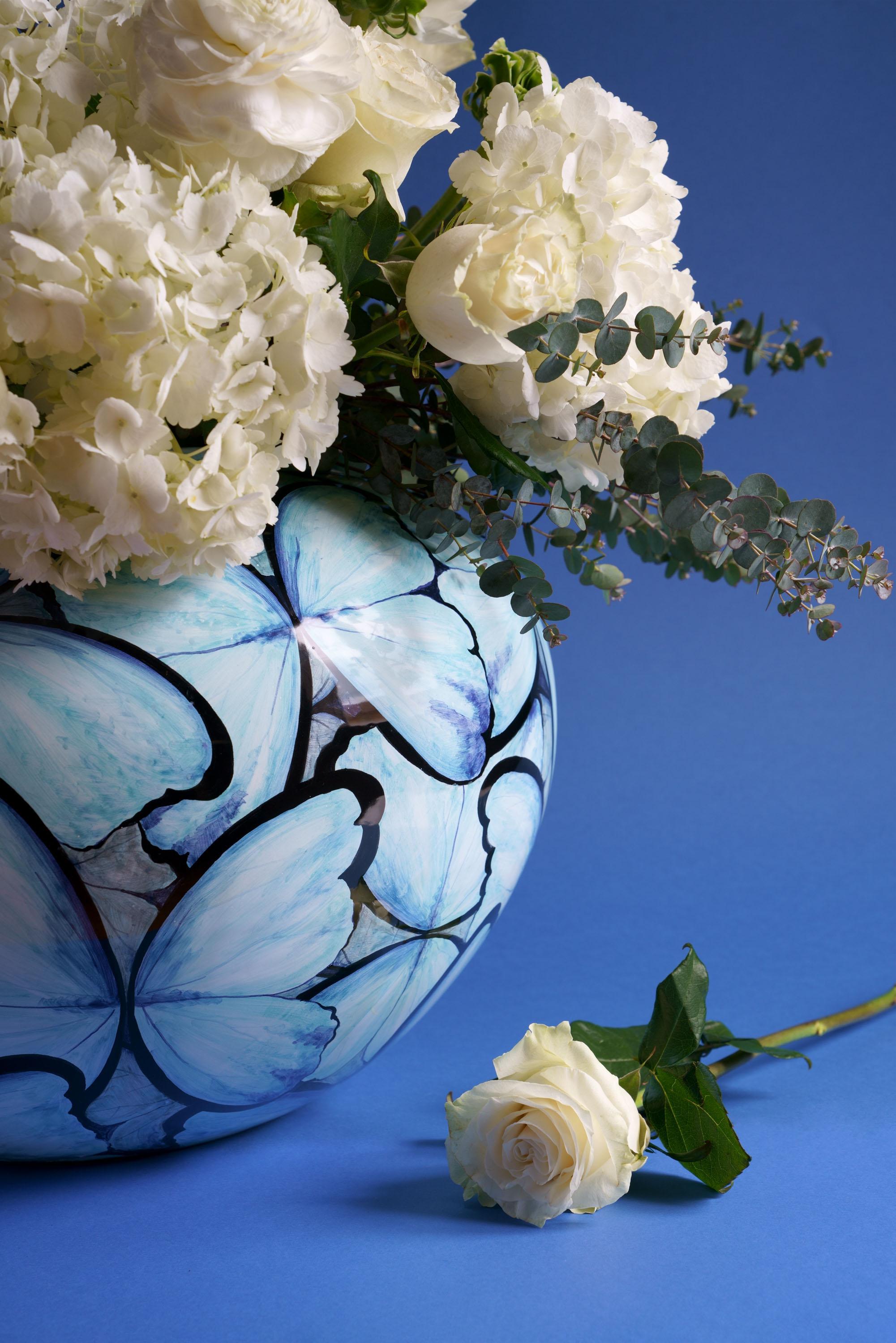 Blaue Schmetterlingsvase, Gefäß glasiert aus Keramik, Majolika-Verzierung, handgefertigt, Italien  (Moderne) im Angebot
