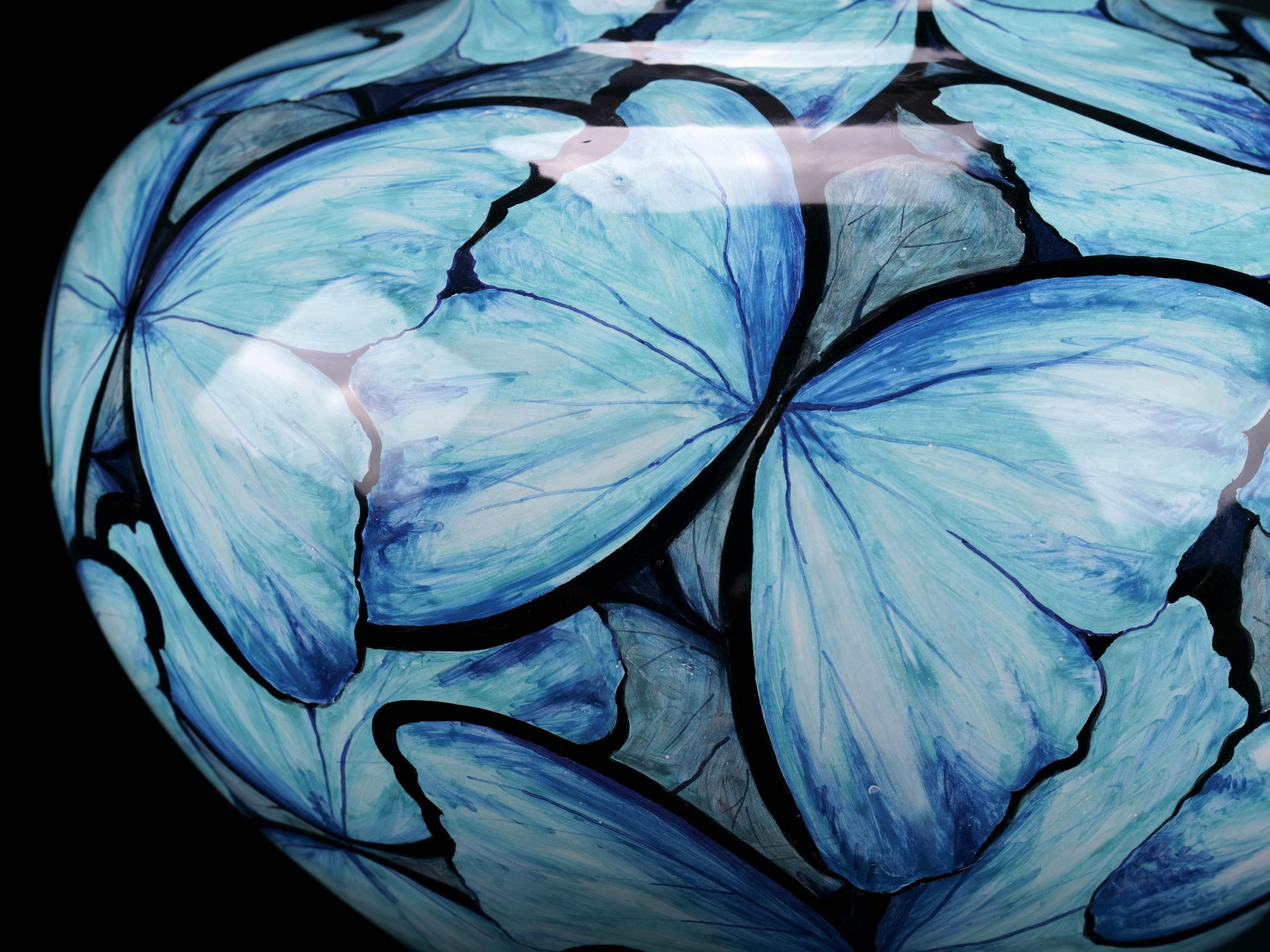 Blaue Schmetterlingsvase, Gefäß glasiert aus Keramik, Majolika-Verzierung, handgefertigt, Italien  im Angebot 3