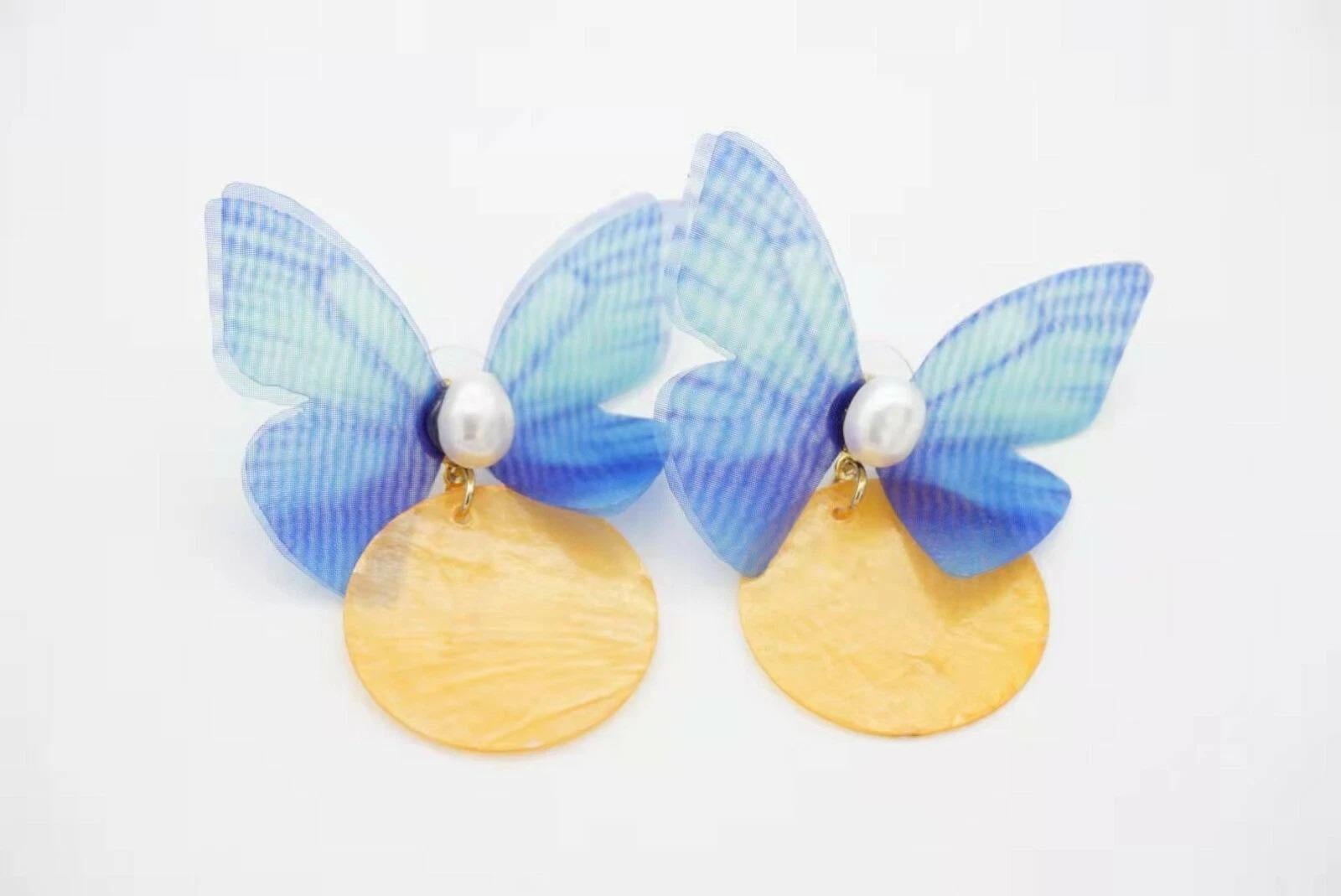 Farfalla blu, conchiglia gialla, ciondolo rotondo a cerchio, perla bianca, orecchini a buco in vendita 3