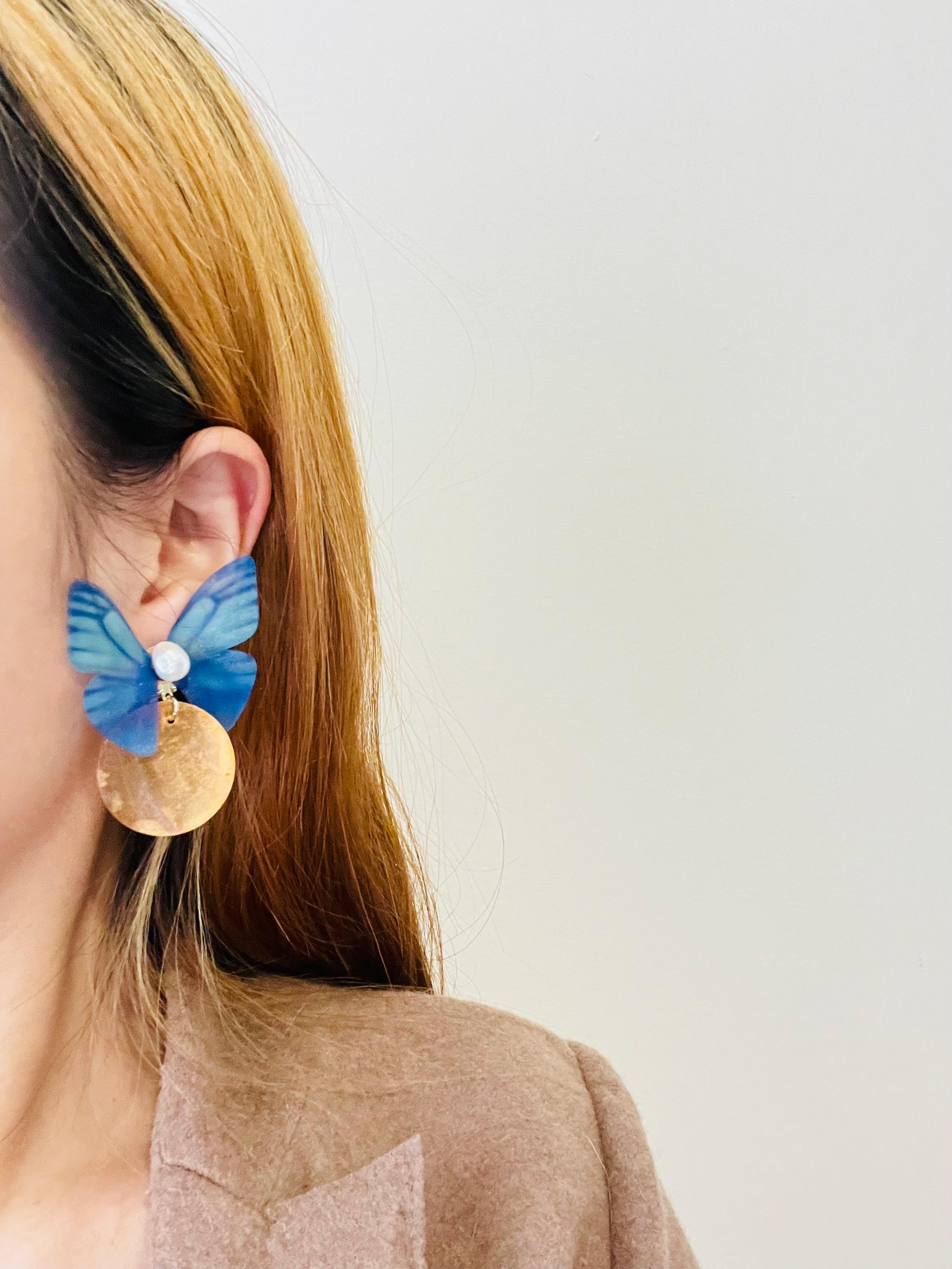 Boucles d'oreilles clip papillon bleu jaune coquillage rond pendentif perle blanche rétro Neuf - En vente à Wokingham, England