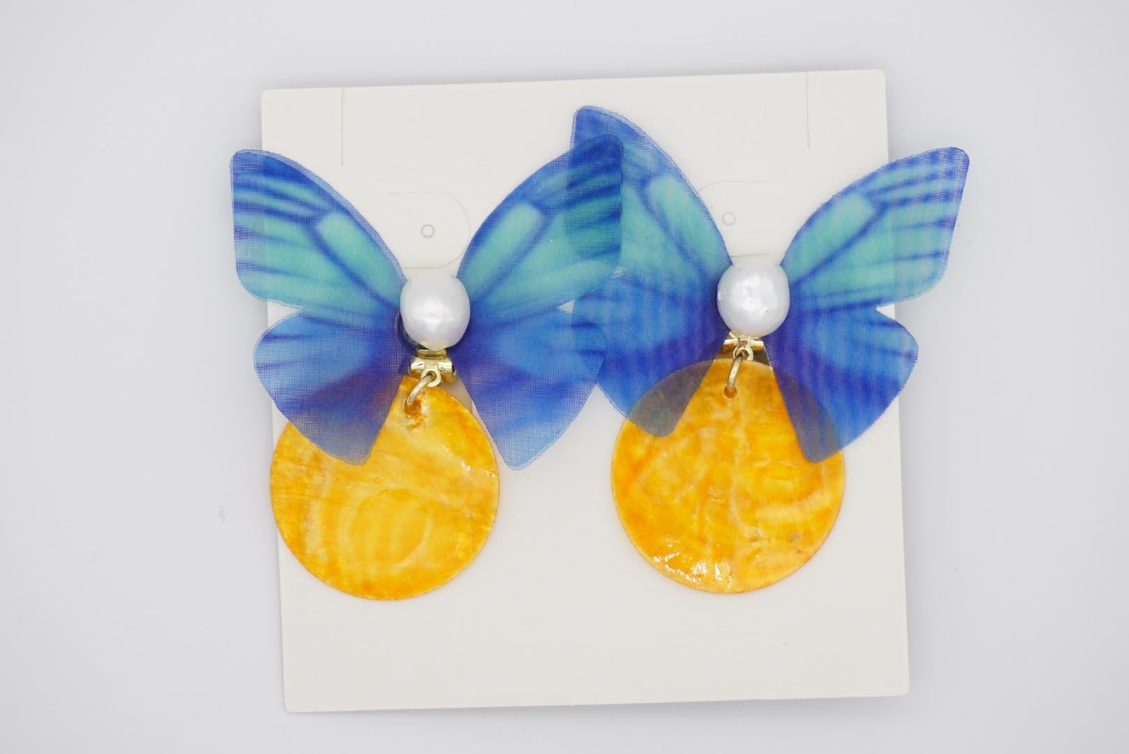 Boucles d'oreilles clip papillon bleu jaune coquillage rond pendentif perle blanche rétro en vente 1
