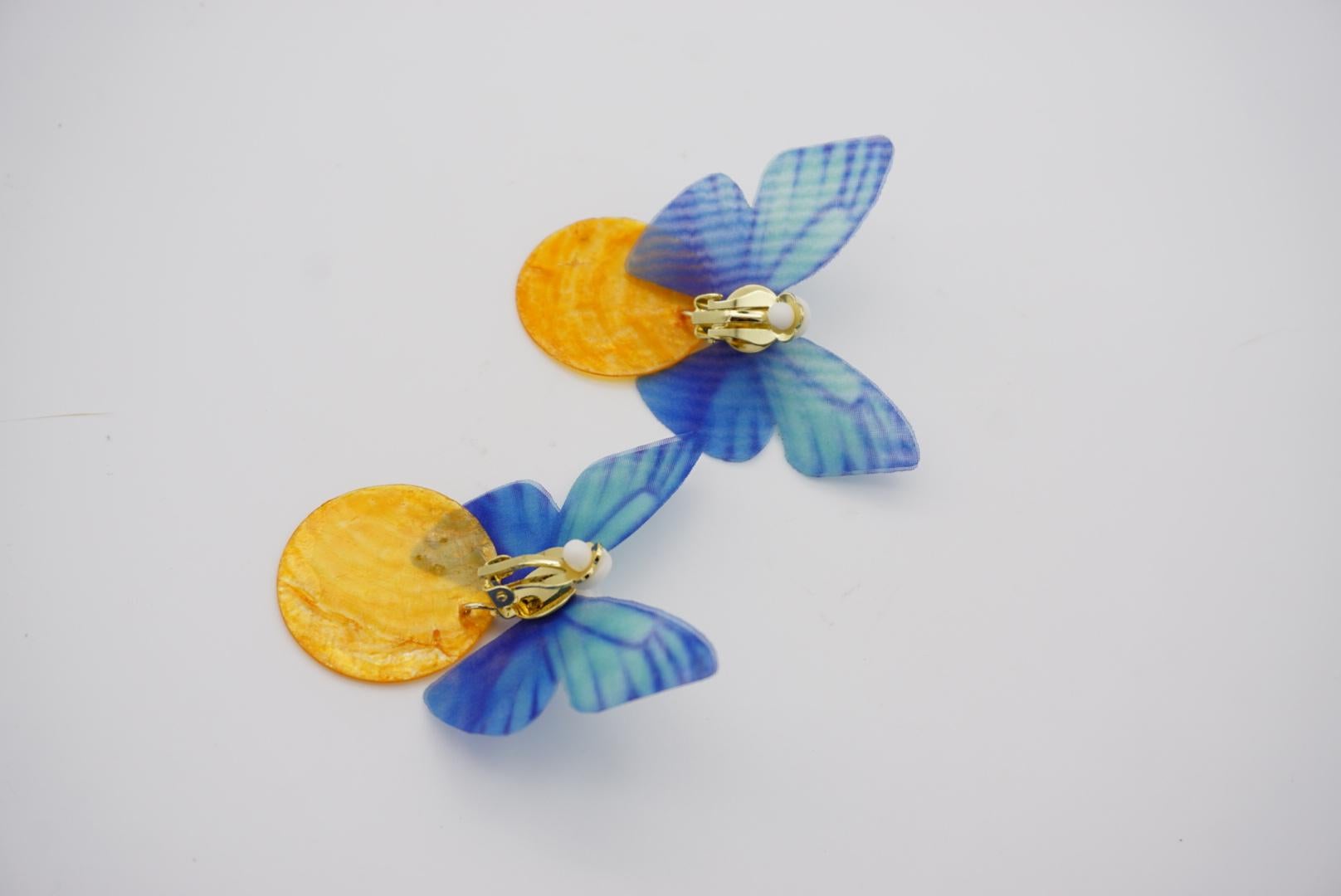 Boucles d'oreilles clip papillon bleu jaune coquillage rond pendentif perle blanche rétro en vente 2