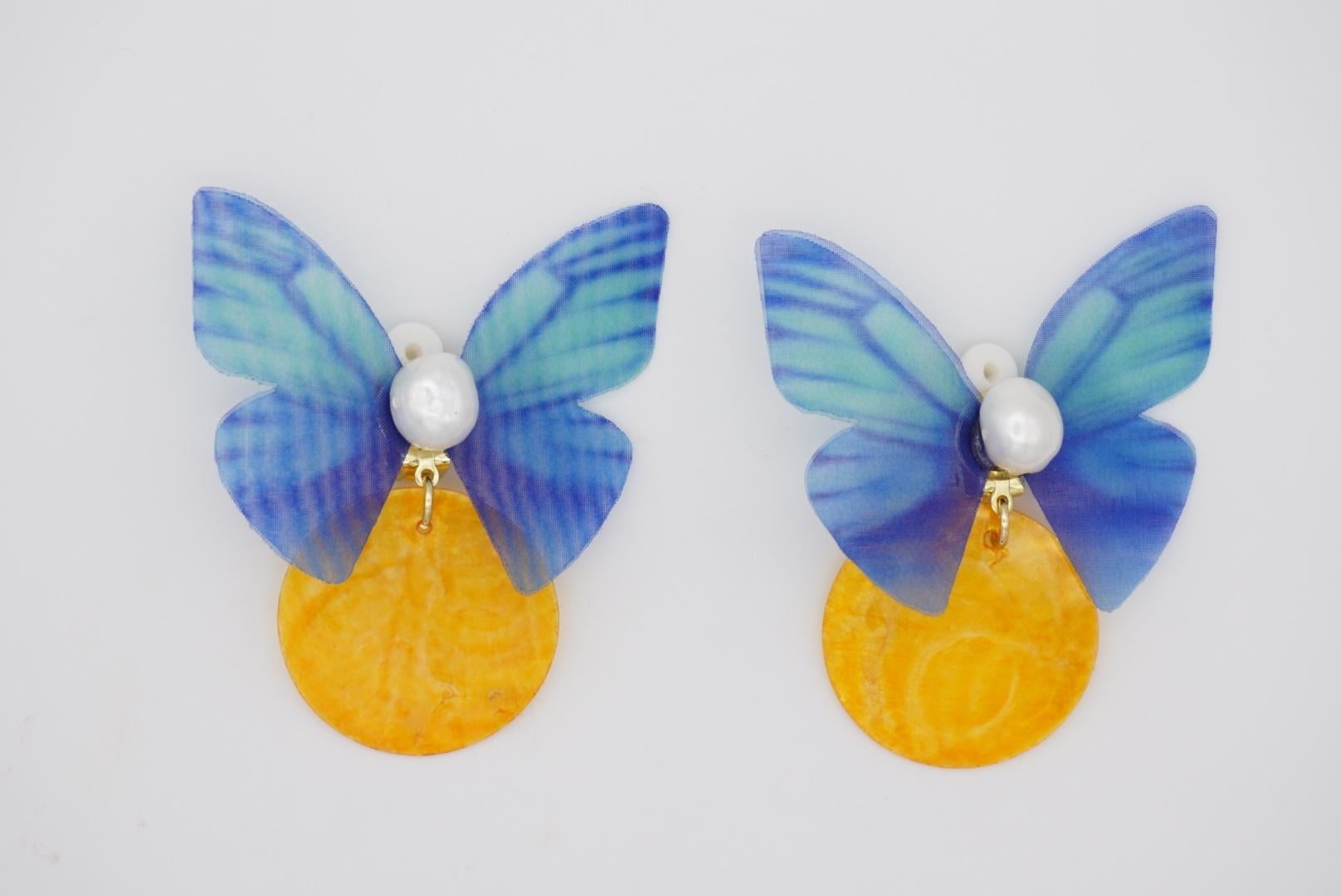 Boucles d'oreilles clip papillon bleu jaune coquillage rond pendentif perle blanche rétro en vente 3