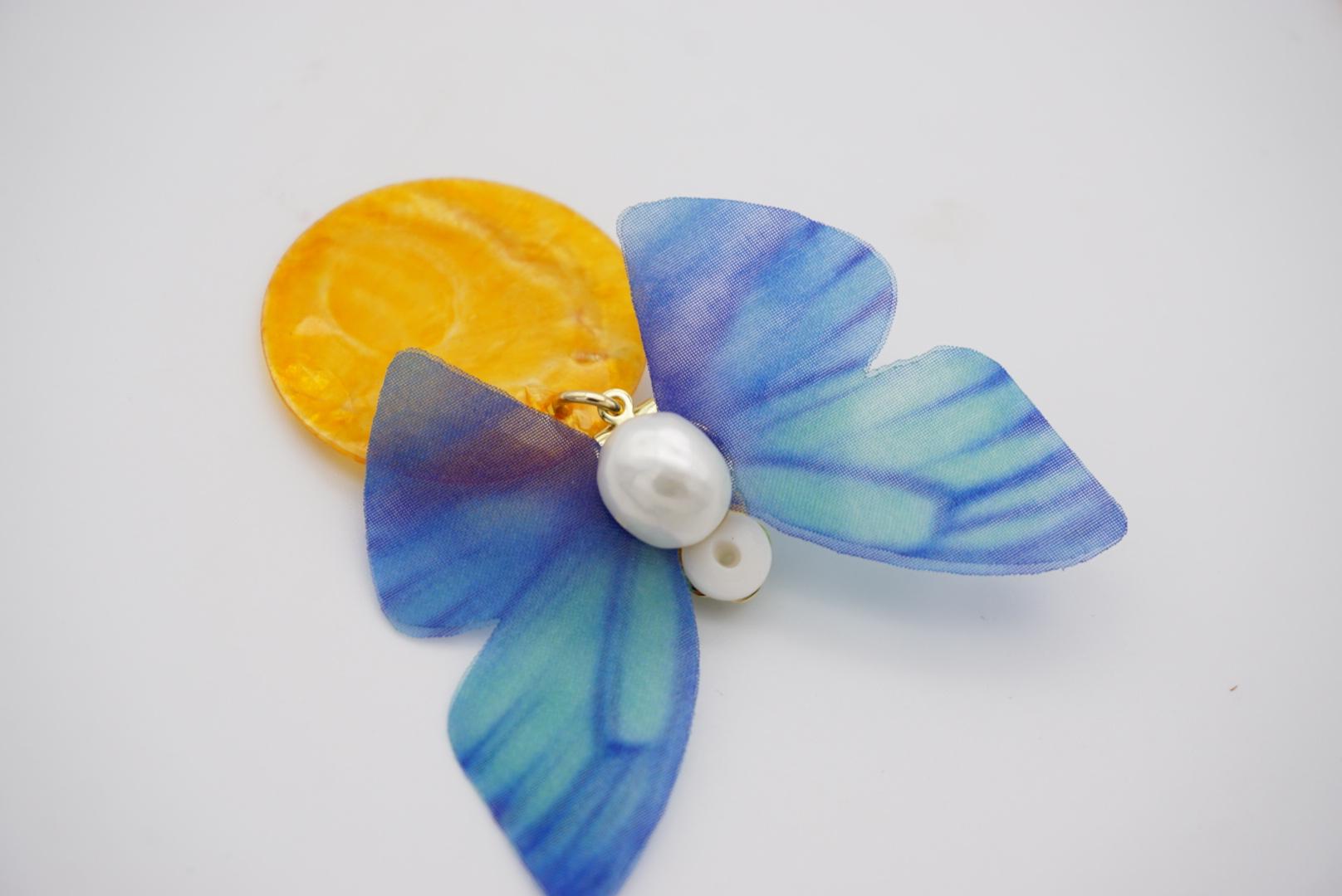 Boucles d'oreilles clip papillon bleu jaune coquillage rond pendentif perle blanche rétro en vente 4