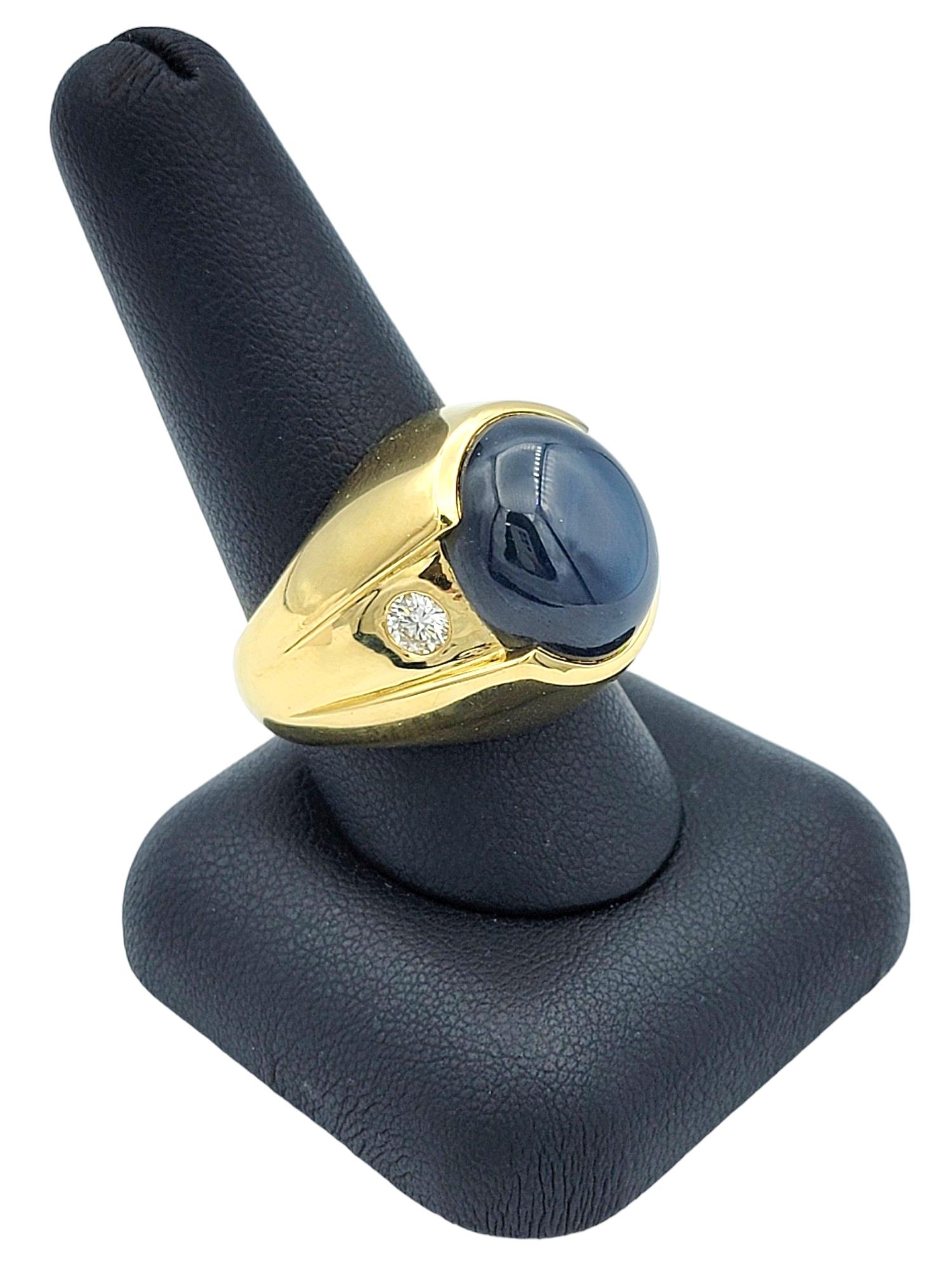 Anello cocktail con zaffiro blu cabochon e diamanti in oro giallo 14 carati in vendita 4