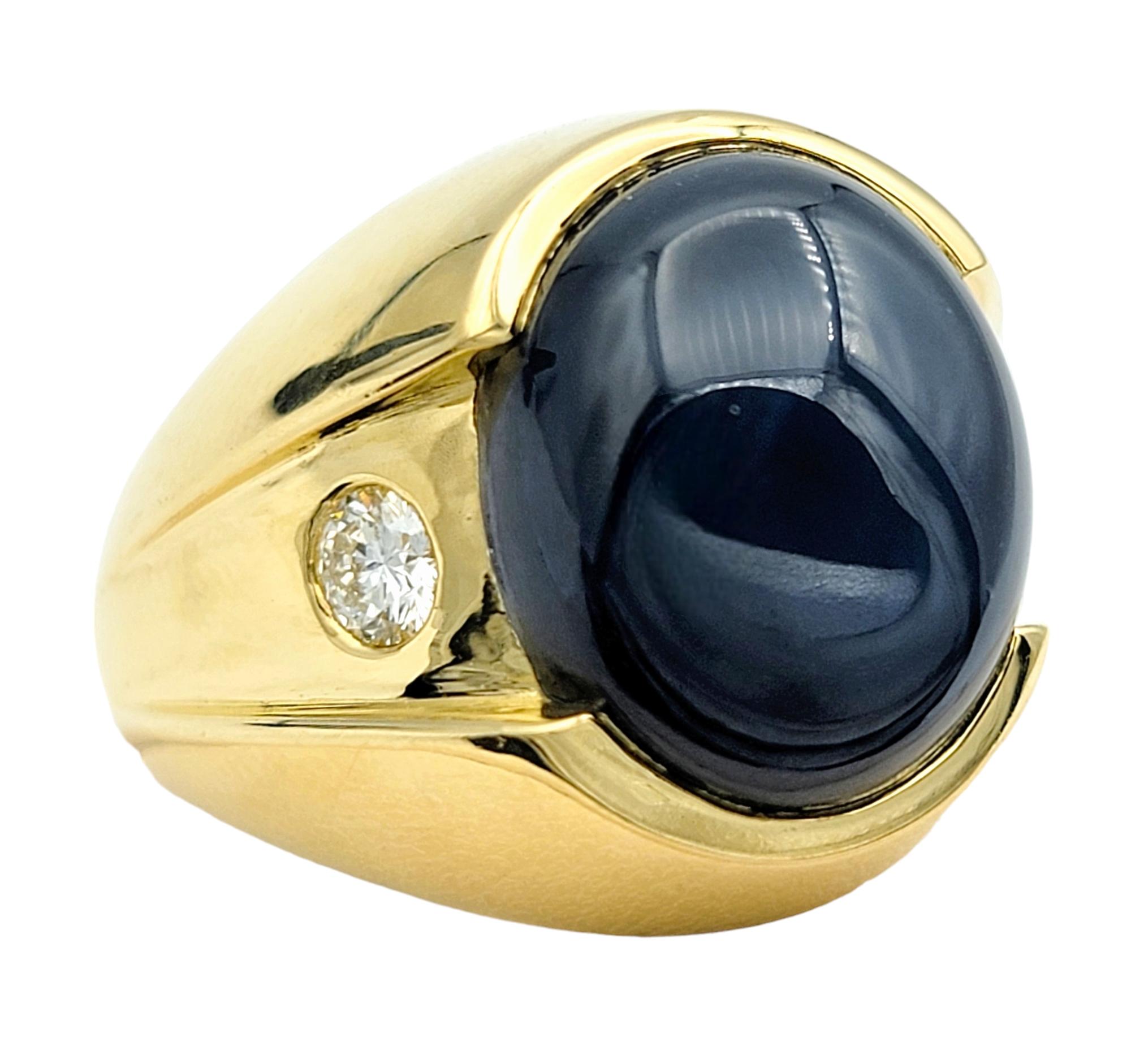 Contemporaneo Anello cocktail con zaffiro blu cabochon e diamanti in oro giallo 14 carati in vendita