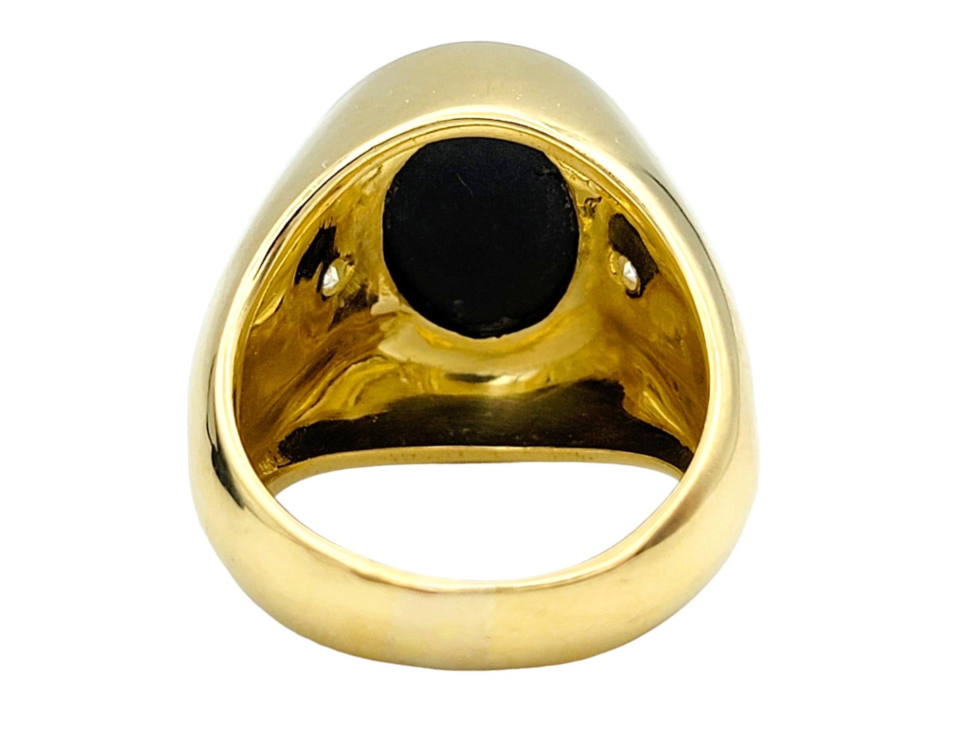 Cabochon Anello cocktail con zaffiro blu cabochon e diamanti in oro giallo 14 carati in vendita