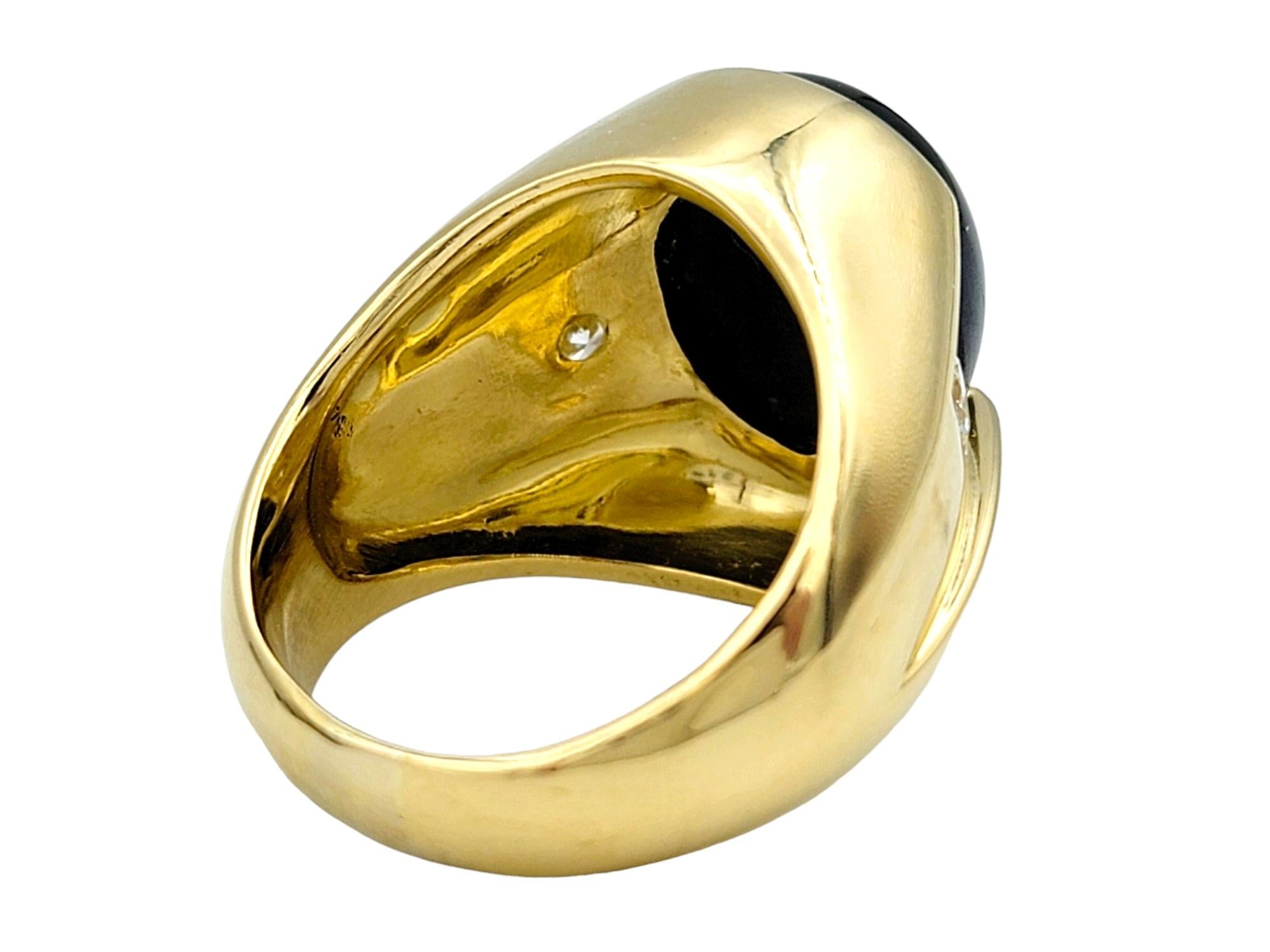 Anello cocktail con zaffiro blu cabochon e diamanti in oro giallo 14 carati In condizioni buone in vendita a Scottsdale, AZ