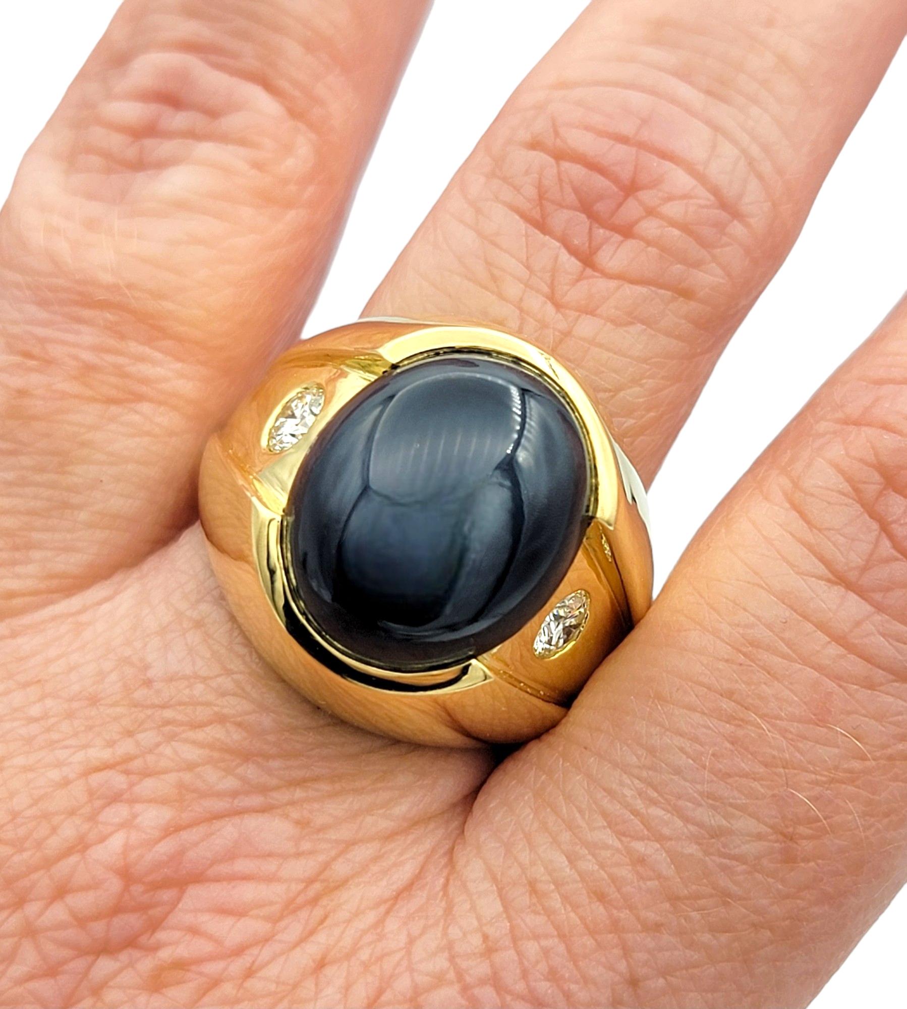 Anello cocktail con zaffiro blu cabochon e diamanti in oro giallo 14 carati in vendita 1