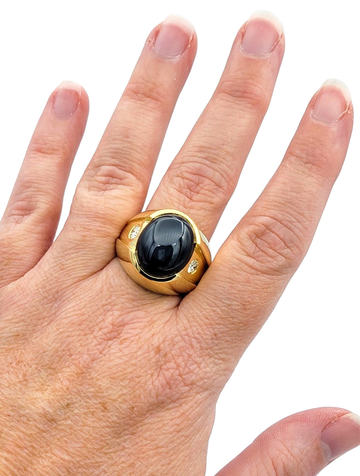 Anello cocktail con zaffiro blu cabochon e diamanti in oro giallo 14 carati in vendita 2
