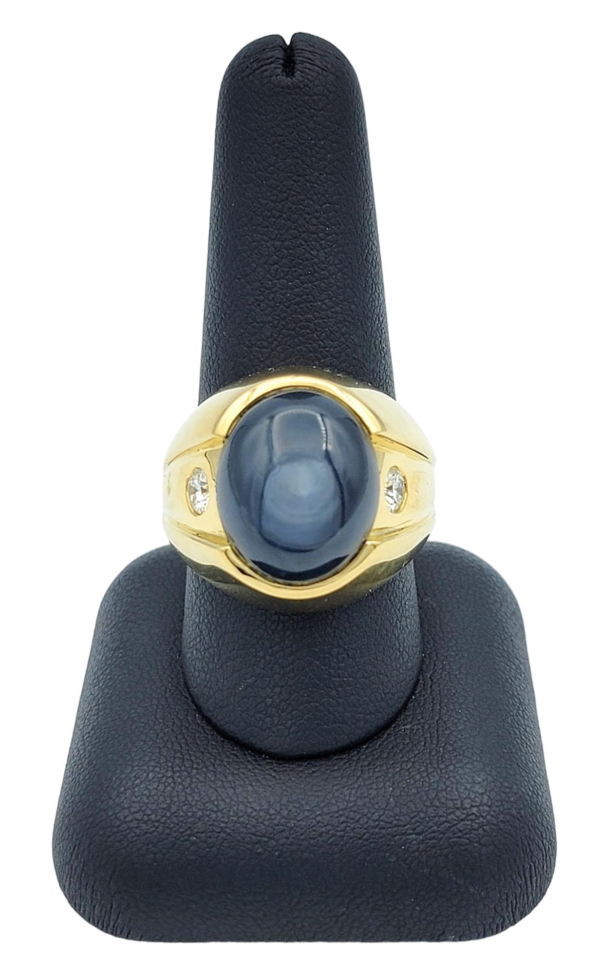 Anello cocktail con zaffiro blu cabochon e diamanti in oro giallo 14 carati in vendita 3
