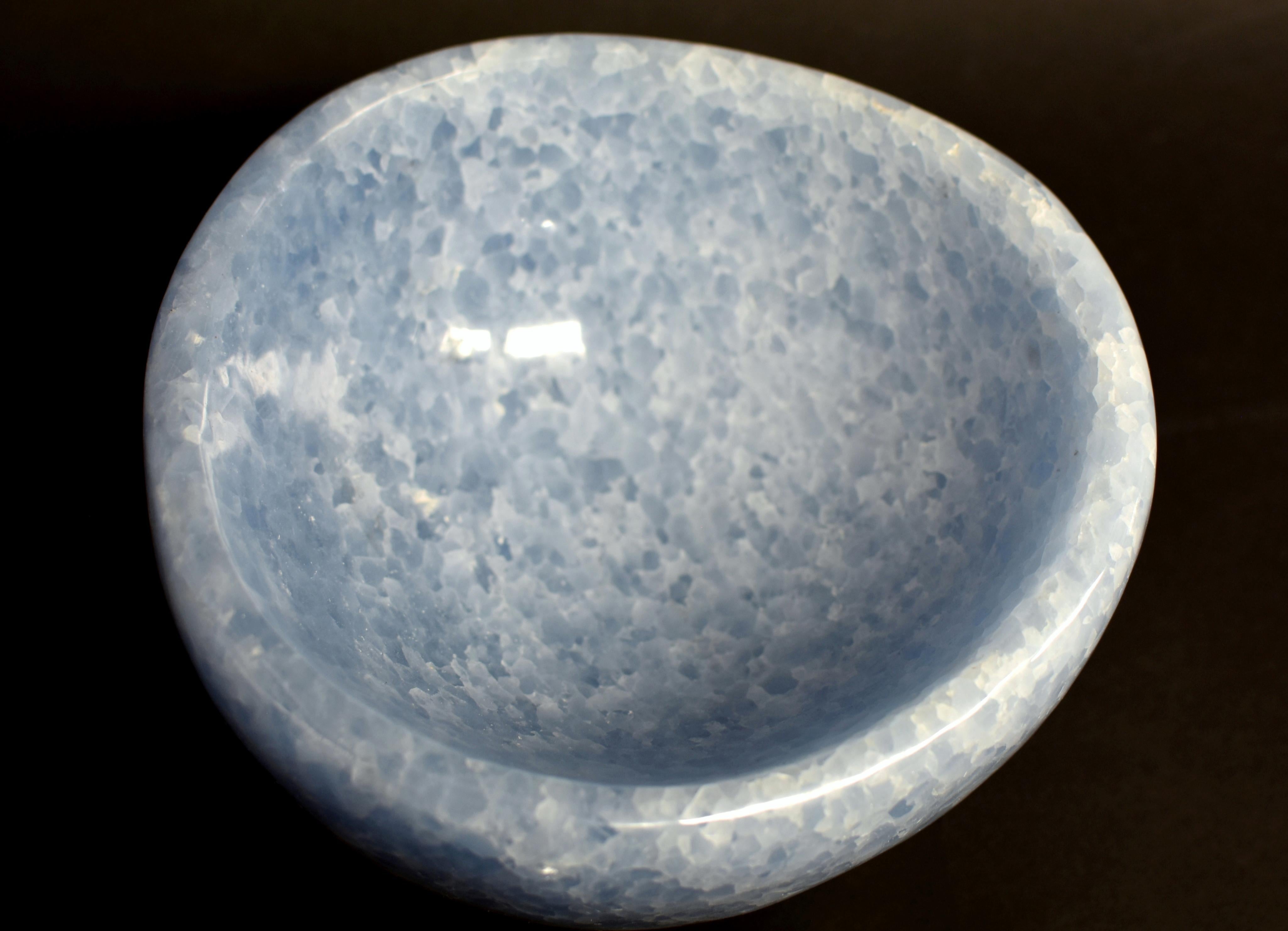 Blaue Calcite-Schale 6.6 lb Blau und Weiß (Moderne) im Angebot