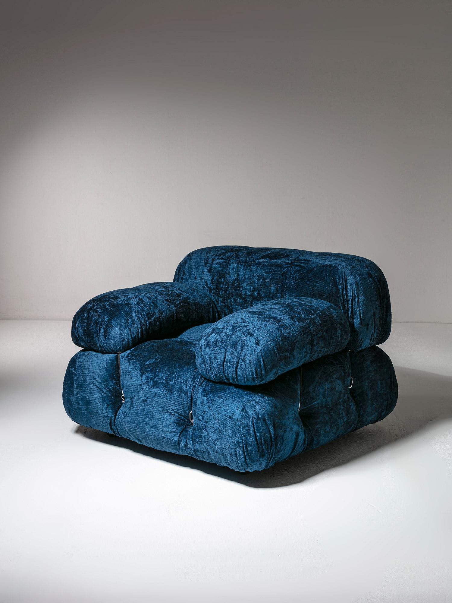 Seltener Camaleonda Sessel von Mario Bellini für B&B.
Ausgabe mit dem Label der 70er Jahre und blauem Chenillebezug.
Auch ein passendes Sofa ist erhältlich, siehe unser Inventar.