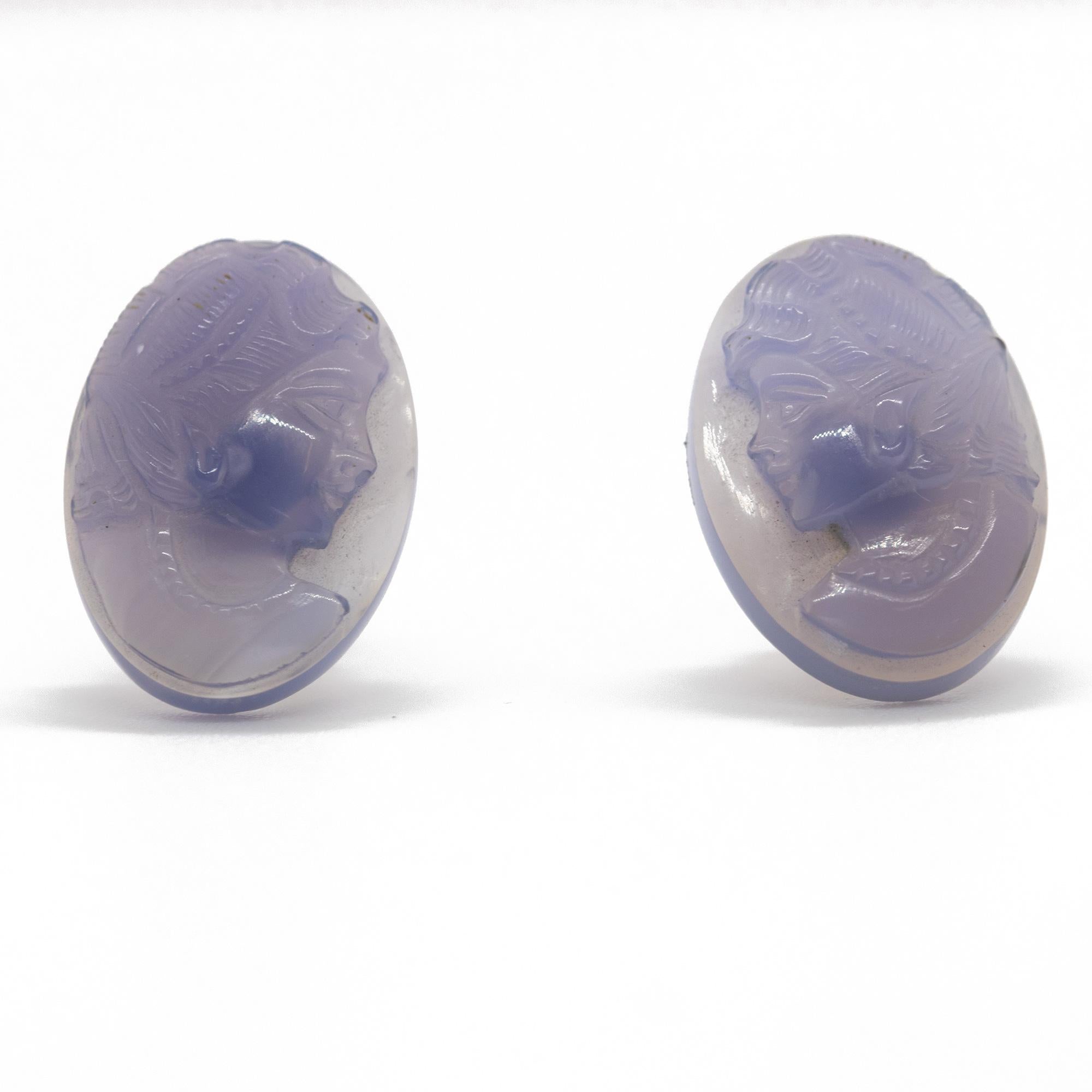 Étonnantes et magnifiques boucles d'oreilles en agate bleue. Visage de femme sculpté qui évoque le travail de bijouterie traditionnel italien fait à la main.

Ce design délicat montre la douceur et l'innocence du bijou. Inspiré par le visage d'une