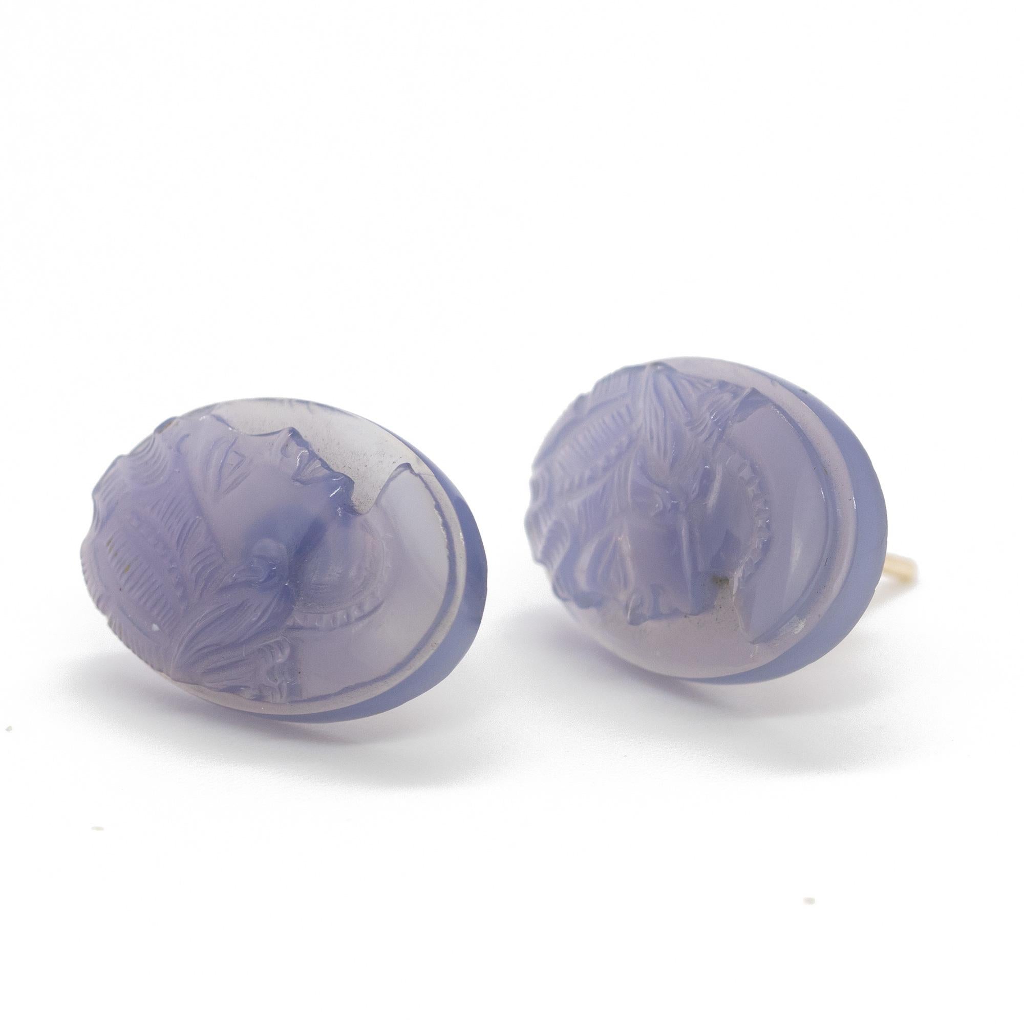 Taille ovale Clous d'oreilles cocktail chics en plaqué or avec tête de femme ovale en agate naturelle bleue camée en vente