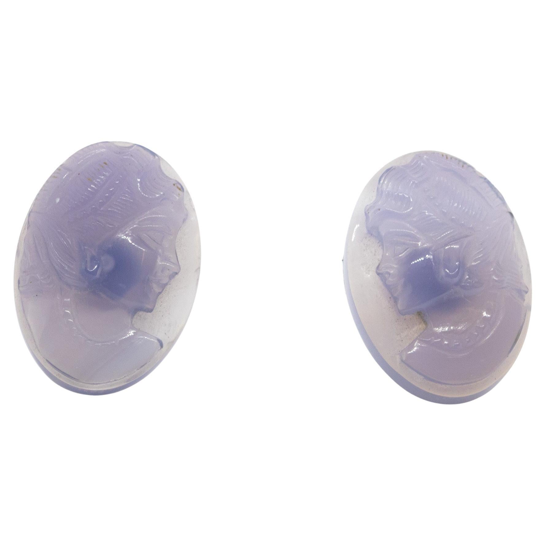Clous d
oreilles cocktail chics en plaqué or avec tête de femme ovale en agate naturelle bleue camée