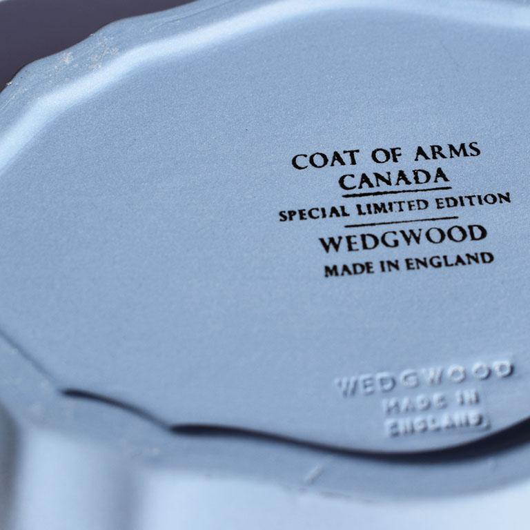 Néoclassique Plat en porcelaine de Wedgwood à armoiries du Canada bleu:: Angleterre en vente