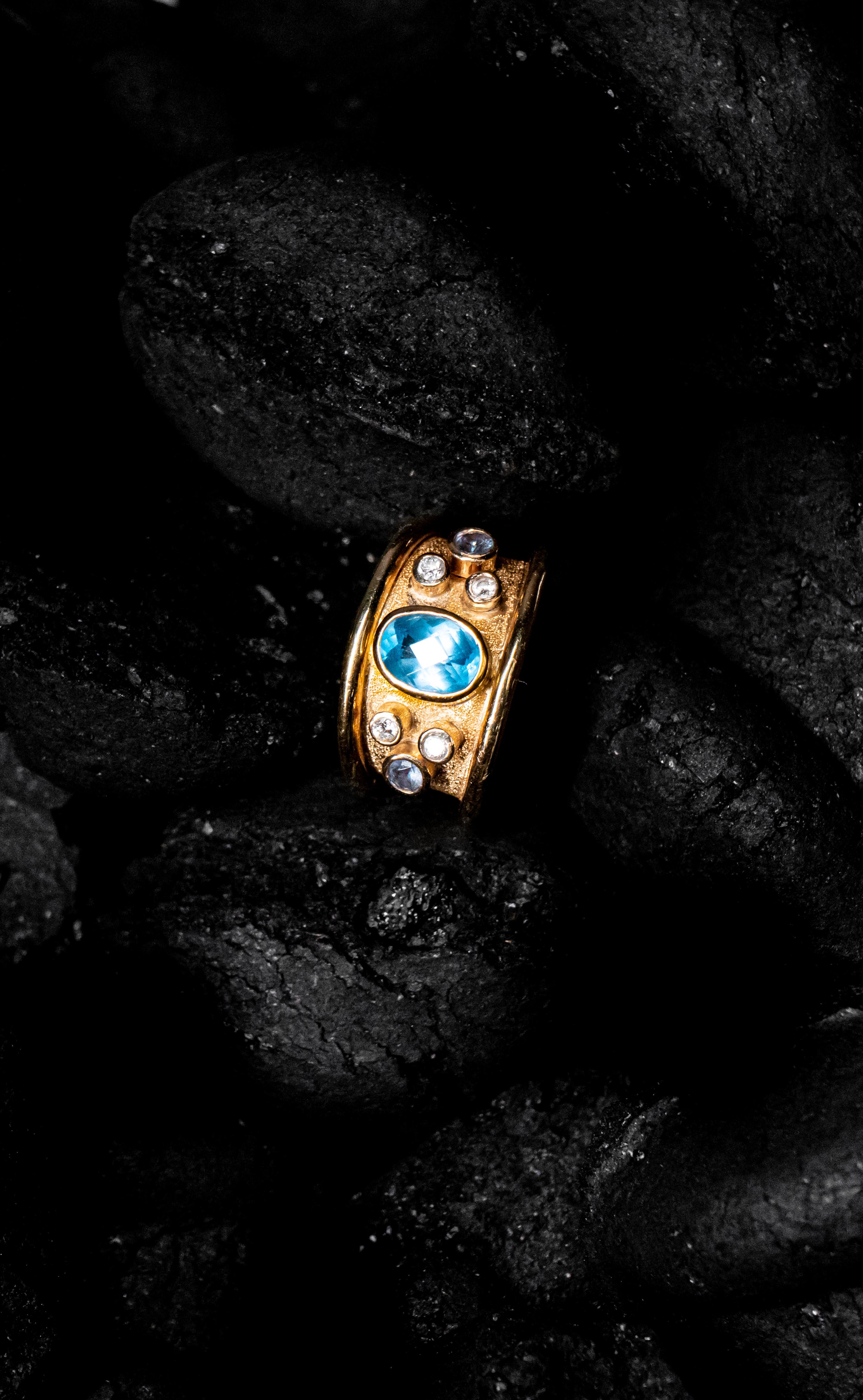 Im Angebot: Blauer Bonbon-Ring aus 18k Gold mit Aquamarin und Diamanten () 3