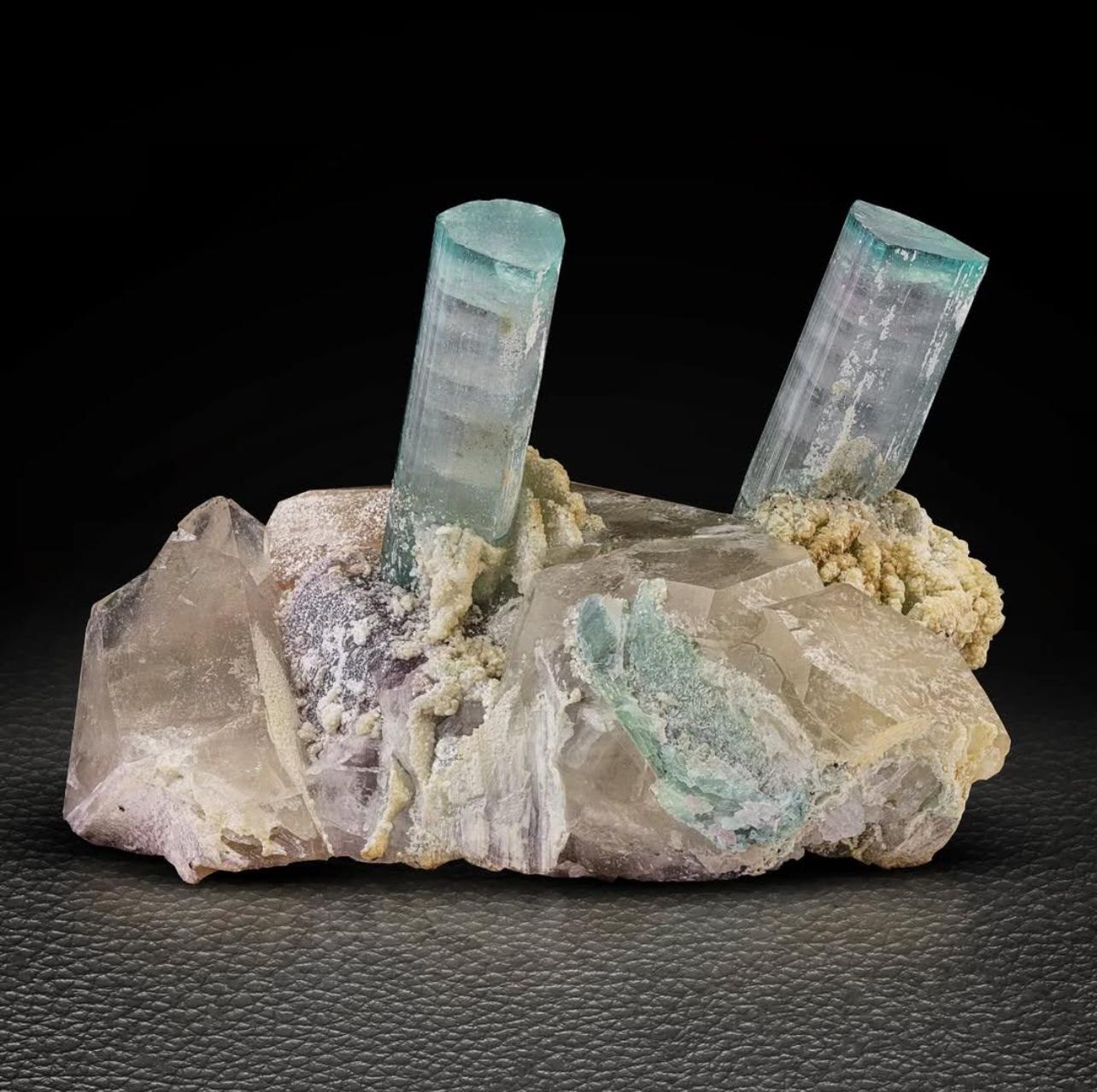 Afghano Cristalli di tormalina blu CAP su quarzo fumé e morganite dall'Afghanistan in vendita