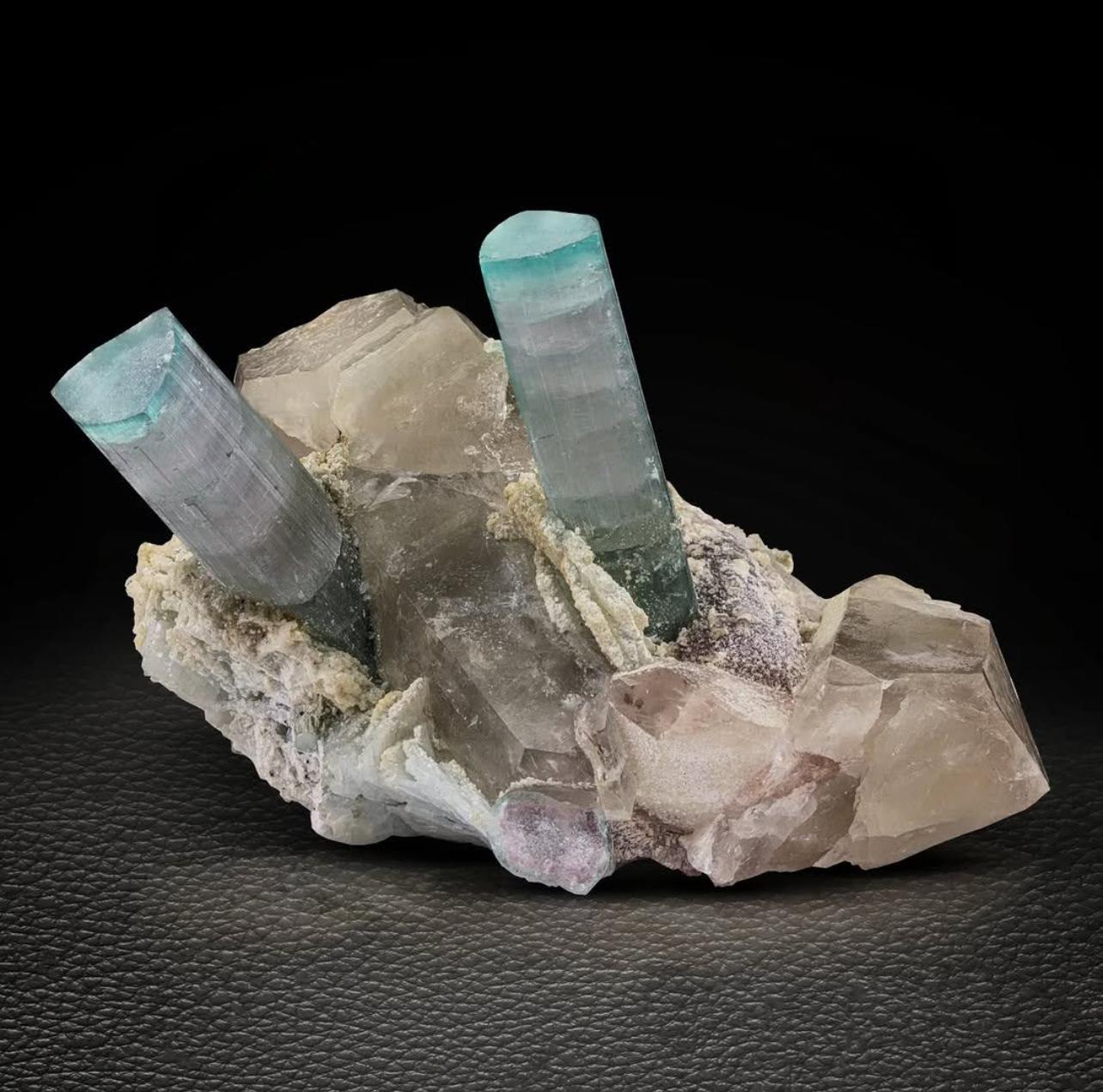 Cristalli di tormalina blu CAP su quarzo fumé e morganite dall'Afghanistan In condizioni buone in vendita a Peshawar, PK