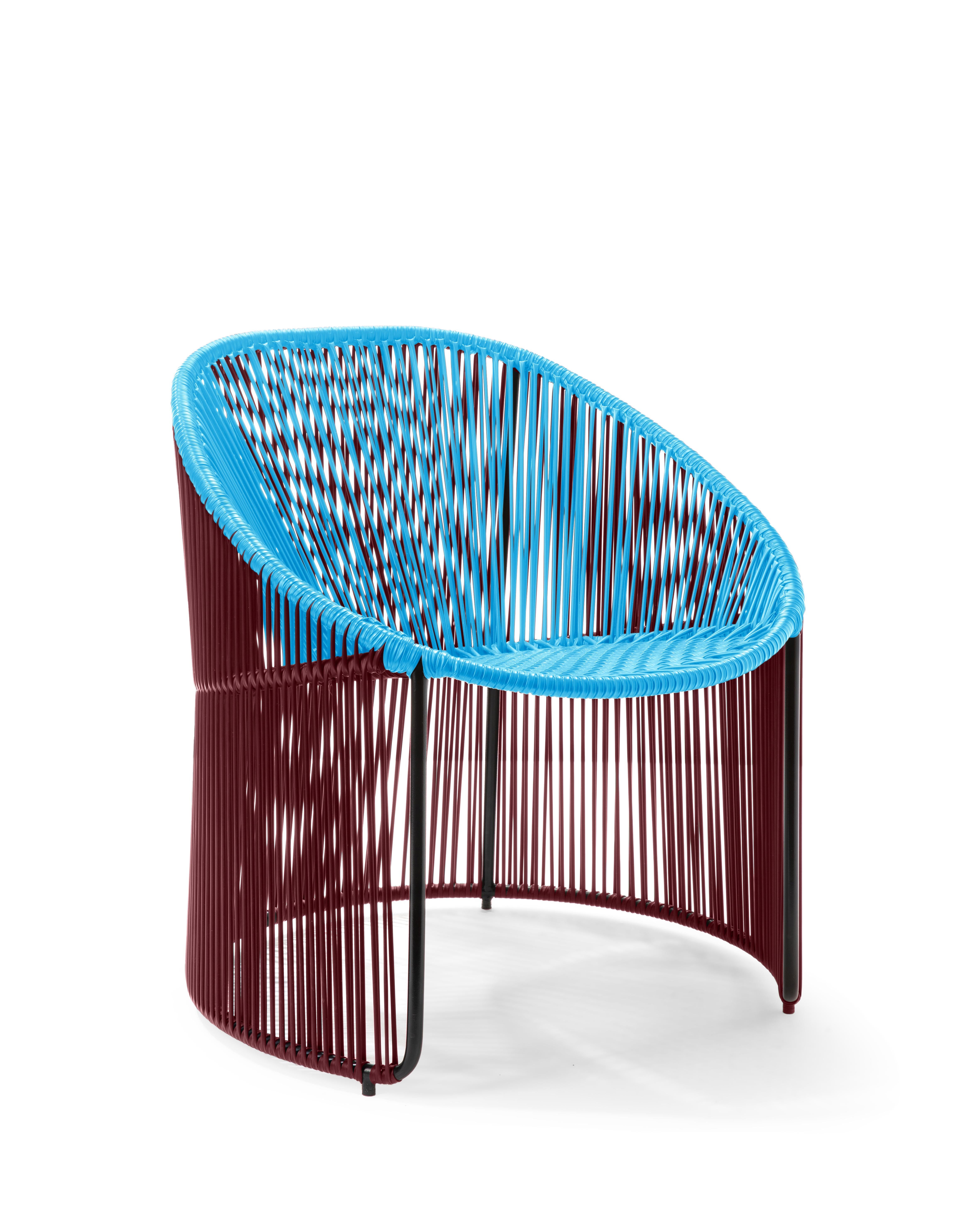 Blauer Cartagenas-Sessel von Sebastian Herkner.
MATERIALIEN: PVC-Schnüre. Galvanisiertes und pulverbeschichtetes Stahlrohrgestell.
Technik: Hergestellt aus recyceltem Kunststoff. Von lokalen Handwerkern in Kolumbien gewebt. 
Abmessungen: B 64 x T