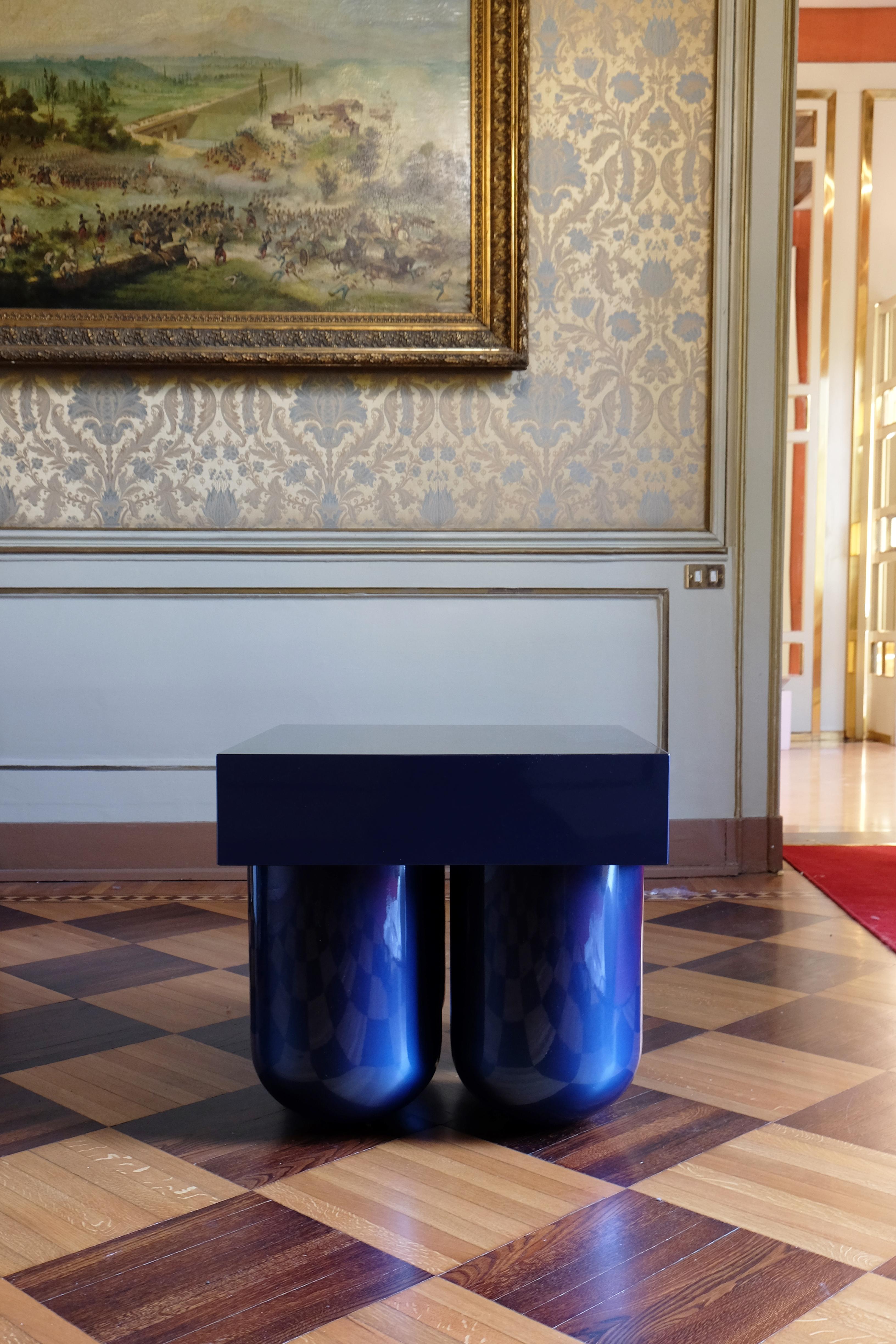 Table n° 5 en bois sculpté bleu de Müsing-Sellés
Dimensions : L 60 x D 60 x H 60 cm
MATERIAL : Bois sculpté, laque métallisée brillante.

Options de finition des couleurs : Marron ou rouge dégradé
 Dégradé indigo ou bleu
Couleur personnalisée