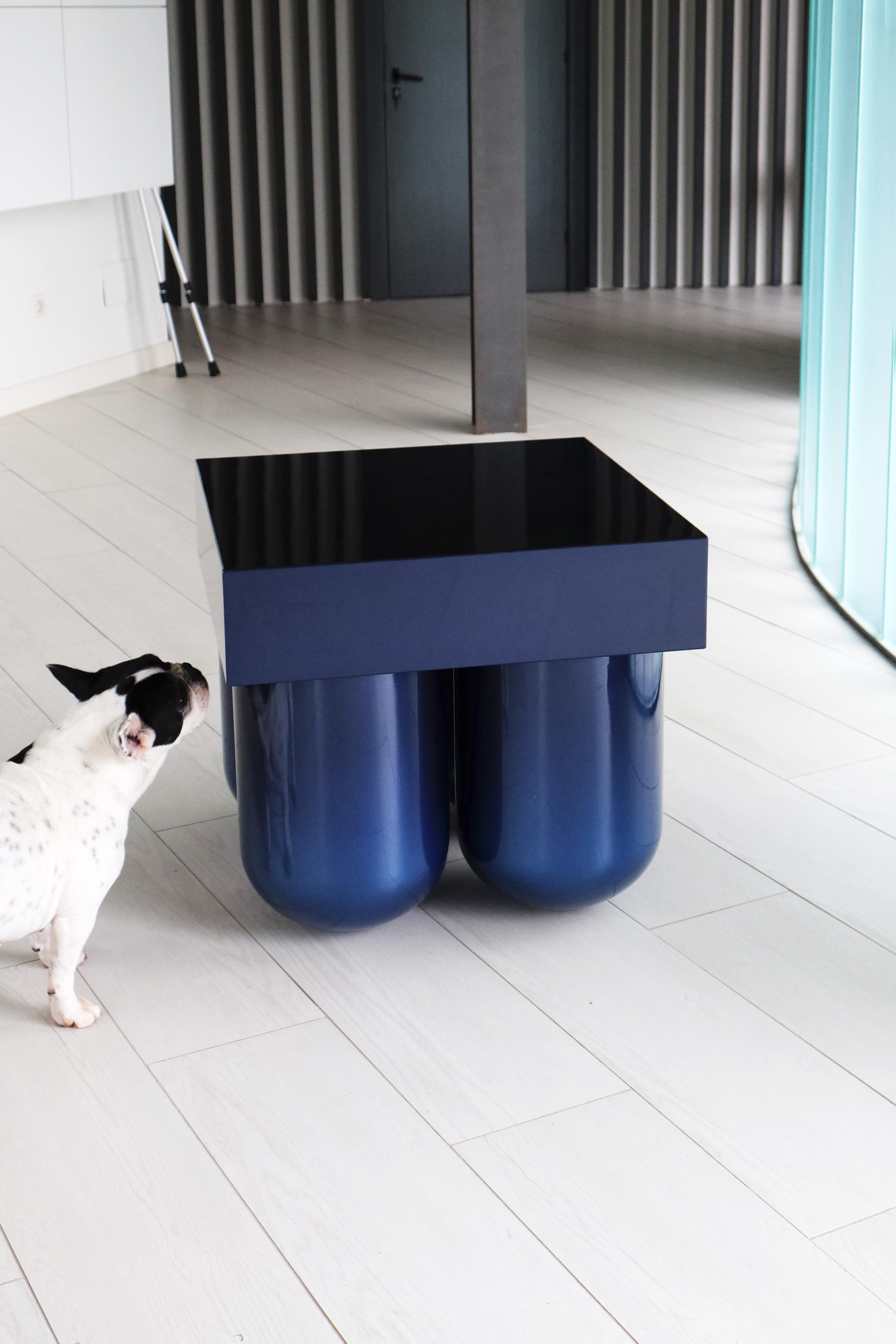 Moderne Table n° 5 en bois sculpté bleu par Müsing-Sellés en vente