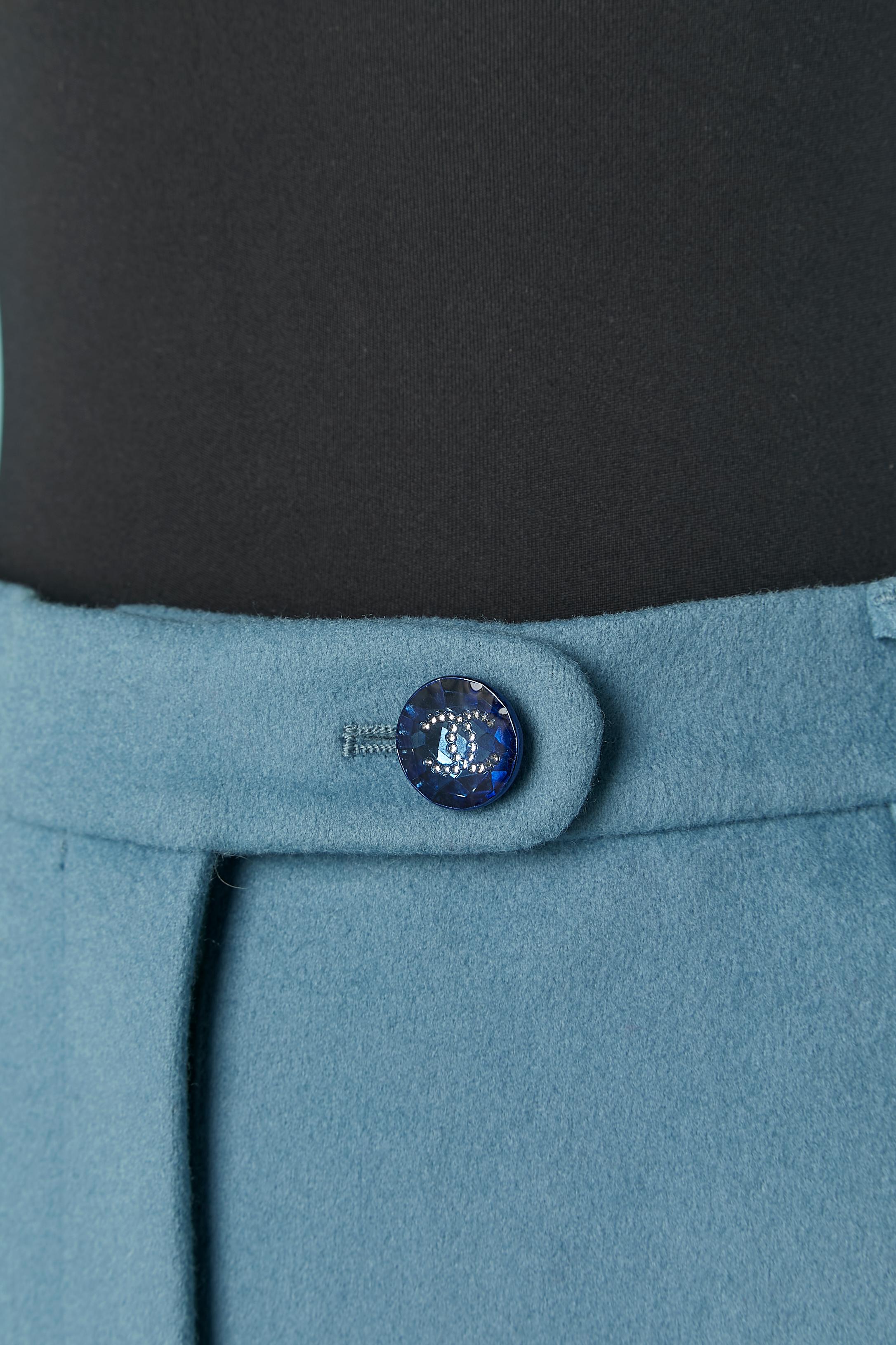 Pantalón estilo militar de cachemira azul con forro de seda. Inserto (rayas caqui en el lateral) : 80% lana, 20% alpaca. 
Bolsillo en ambos lados. Botón de marca, ojal y cierre de cremallera en la parte delantera central y un botón de cierre en el