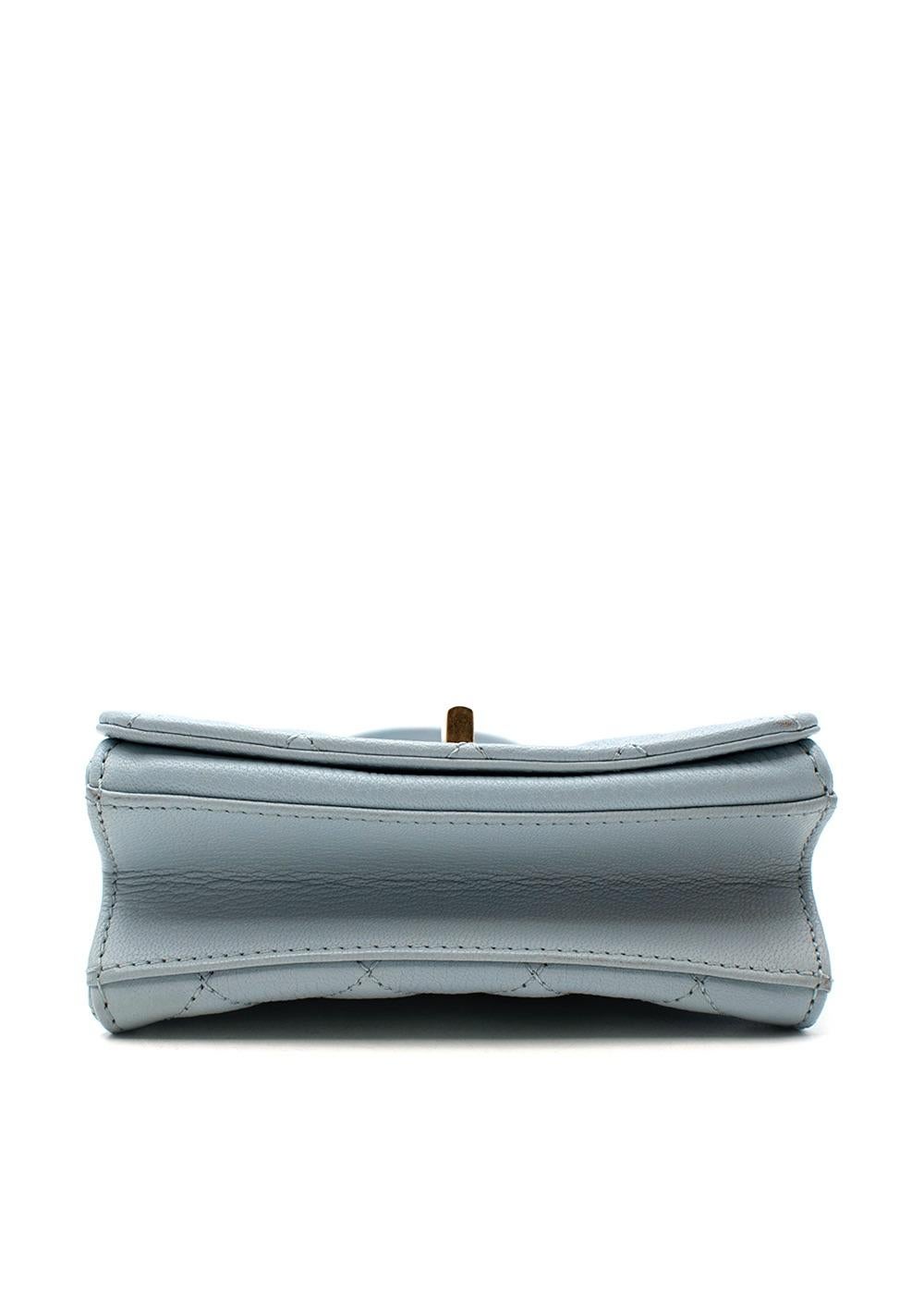 Chanel Blau Leder Trendy Reissue Mini Top Handle Tasche

- Mini-Variante des klassischen rautenförmig gesteppten Obergriffs
- Blassblaues Kaviarleder mit Rautensteppung 
- Metallbeschläge und Kettenriemen in Altgoldtönen 
- Klappe vorne mit