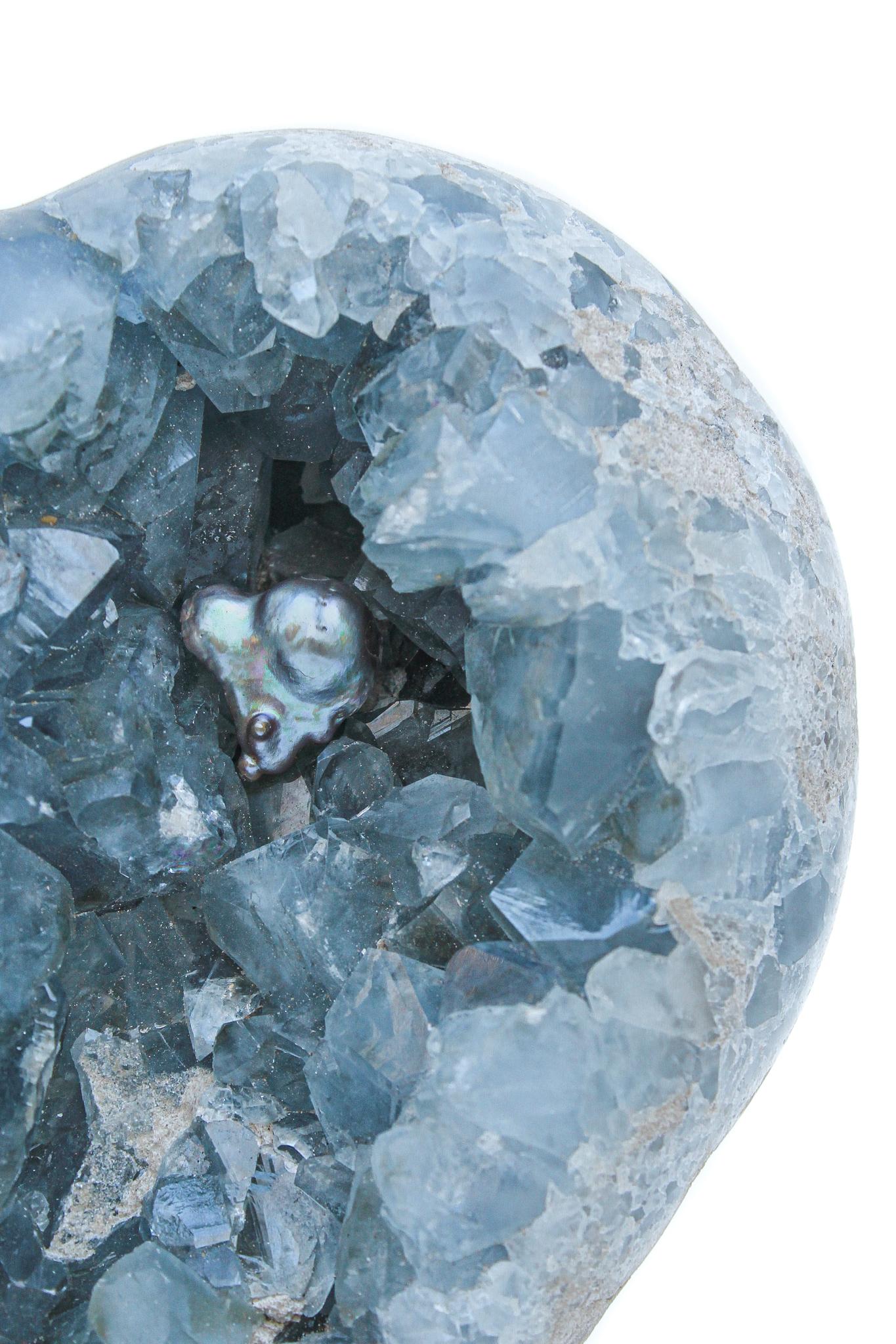 Coeur de géode céleste bleu avec une perle baroque.

Les géodes célestes se reconnaissent surtout à leur cristal de couleur bleu ciel que l'on trouve souvent en grappes. Le nom est dérivé du mot latin 