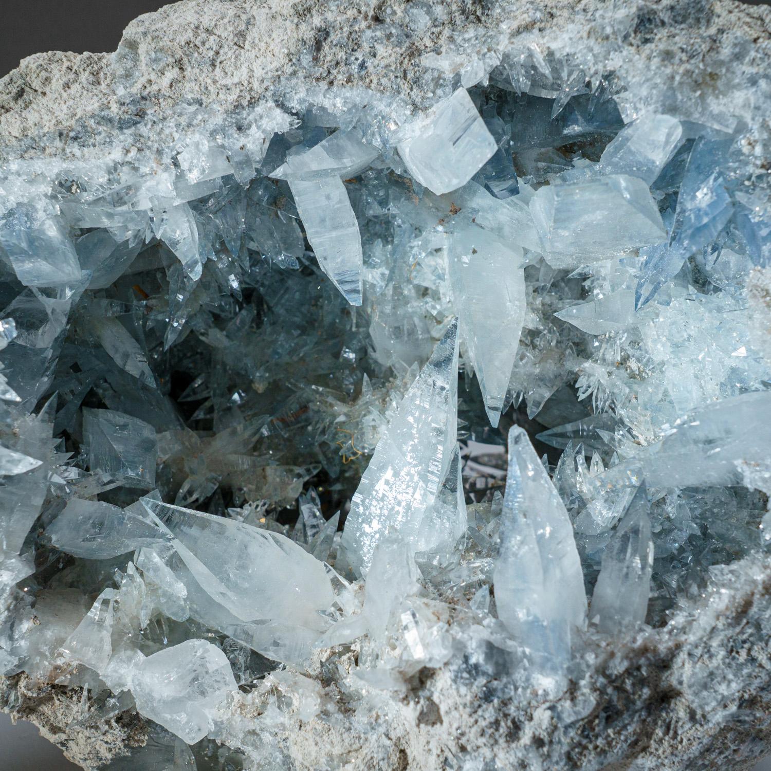 Dieser einzigartige blaue Celestit-Cluster aus Madagaskar weist große Edelsteinkristalle von bemerkenswerter Qualität mit prismatischen Flächen und scharfen Meißelanschlüssen auf, die die durchschnittlichen blaugrauen Körner aus dieser Region