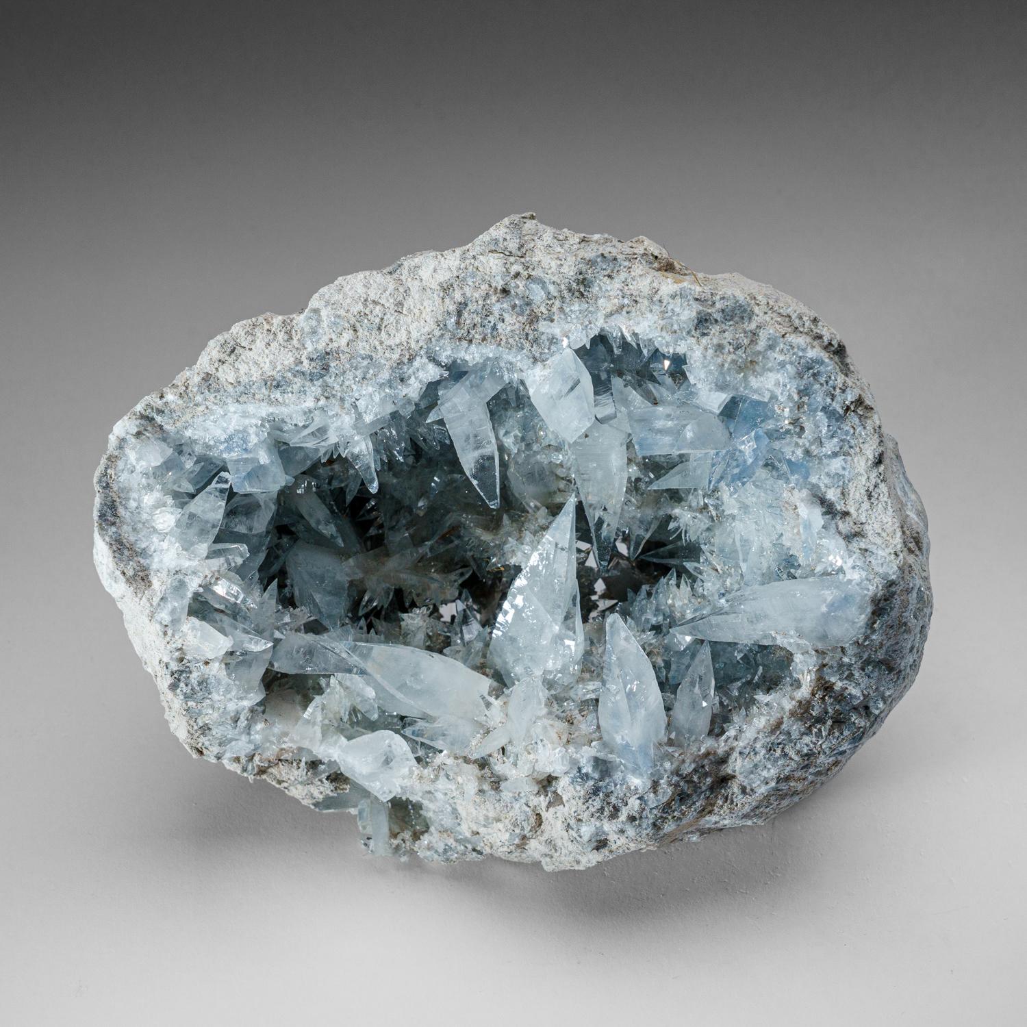 Blauer Celestite-Cluster aus Sankoany, Ketsepy Mahajanga, Madagaskar (13.5 lbs) (21. Jahrhundert und zeitgenössisch) im Angebot