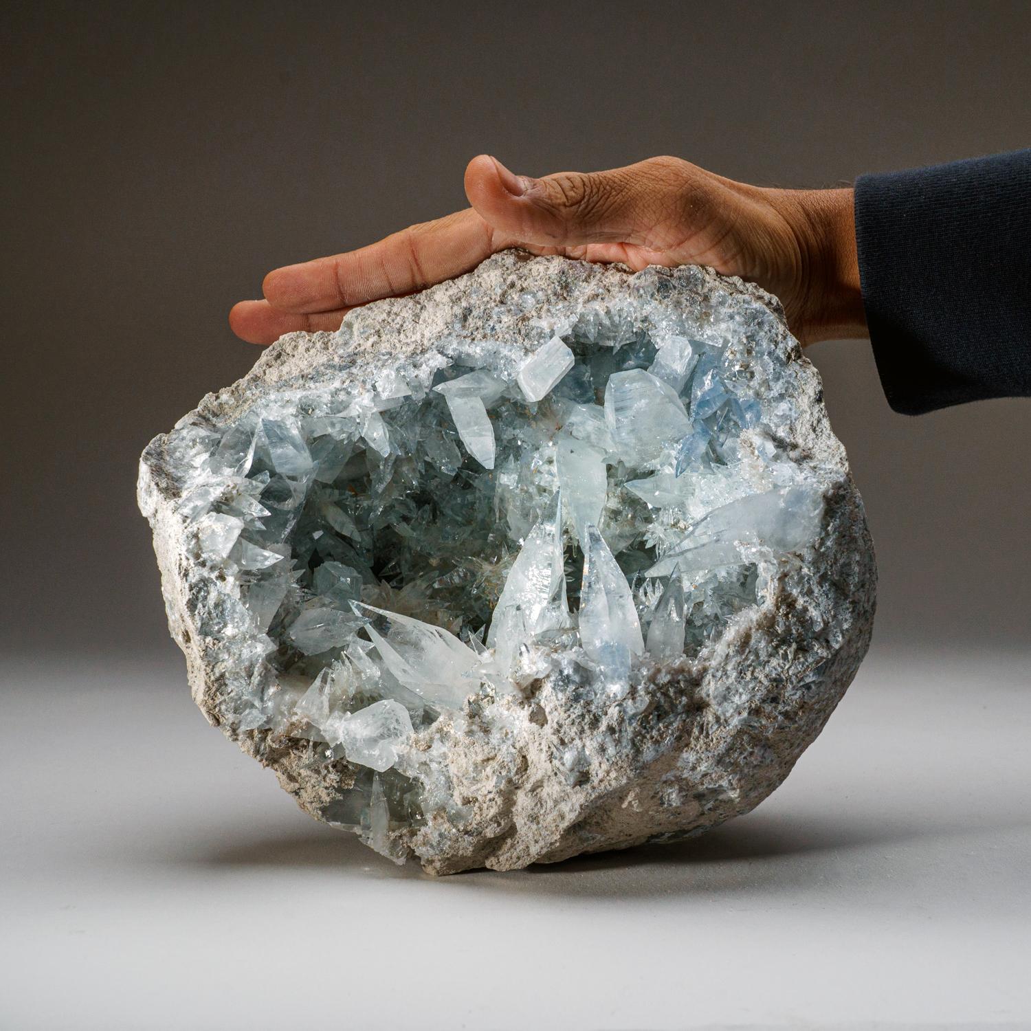 Blauer Celestite-Cluster aus Sankoany, Ketsepy Mahajanga, Madagaskar (13.5 lbs) (Sonstiges) im Angebot