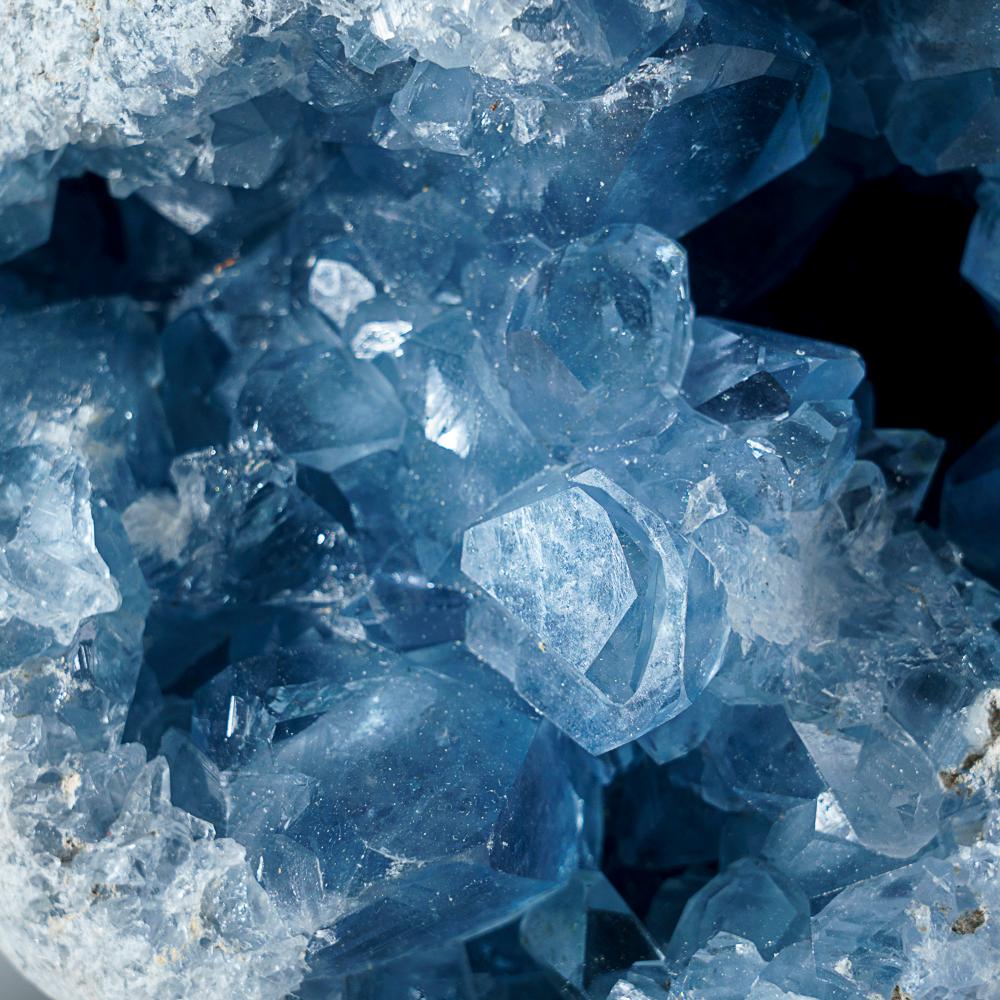 Cet amas unique de célestite bleue malgache présente de grands cristaux de qualité remarquable, avec des faces prismatiques et des terminaisons ciselées nettes, surpassant les grains gris-bleu moyens de la région. Tous les cristaux brillants sont