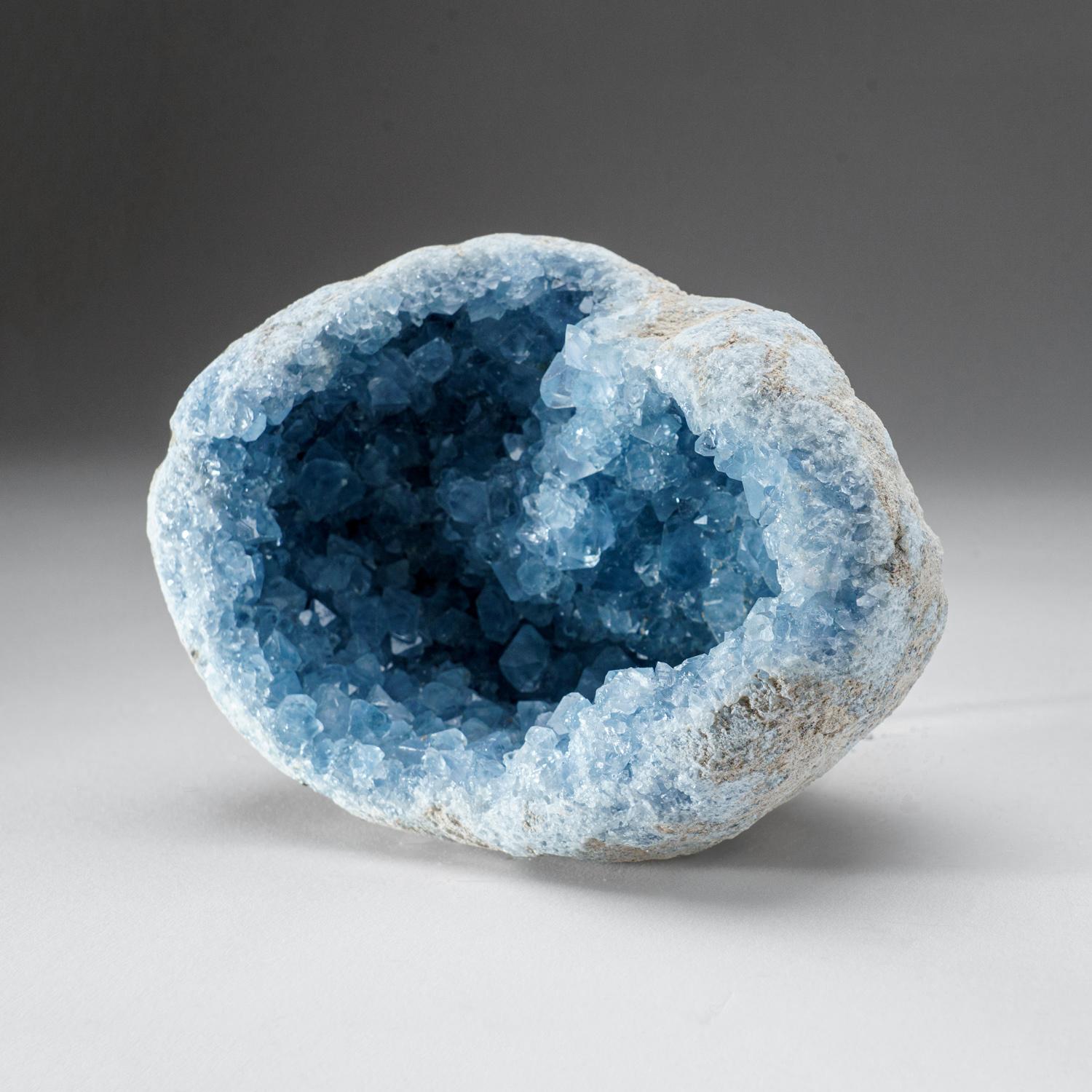 Dieser einzigartige blaue Celestit-Cluster aus Madagaskar weist große Edelsteinkristalle von bemerkenswerter Qualität mit prismatischen Flächen und scharfen Meißelanschlüssen auf, die die durchschnittlichen blaugrauen Körner aus dieser Region