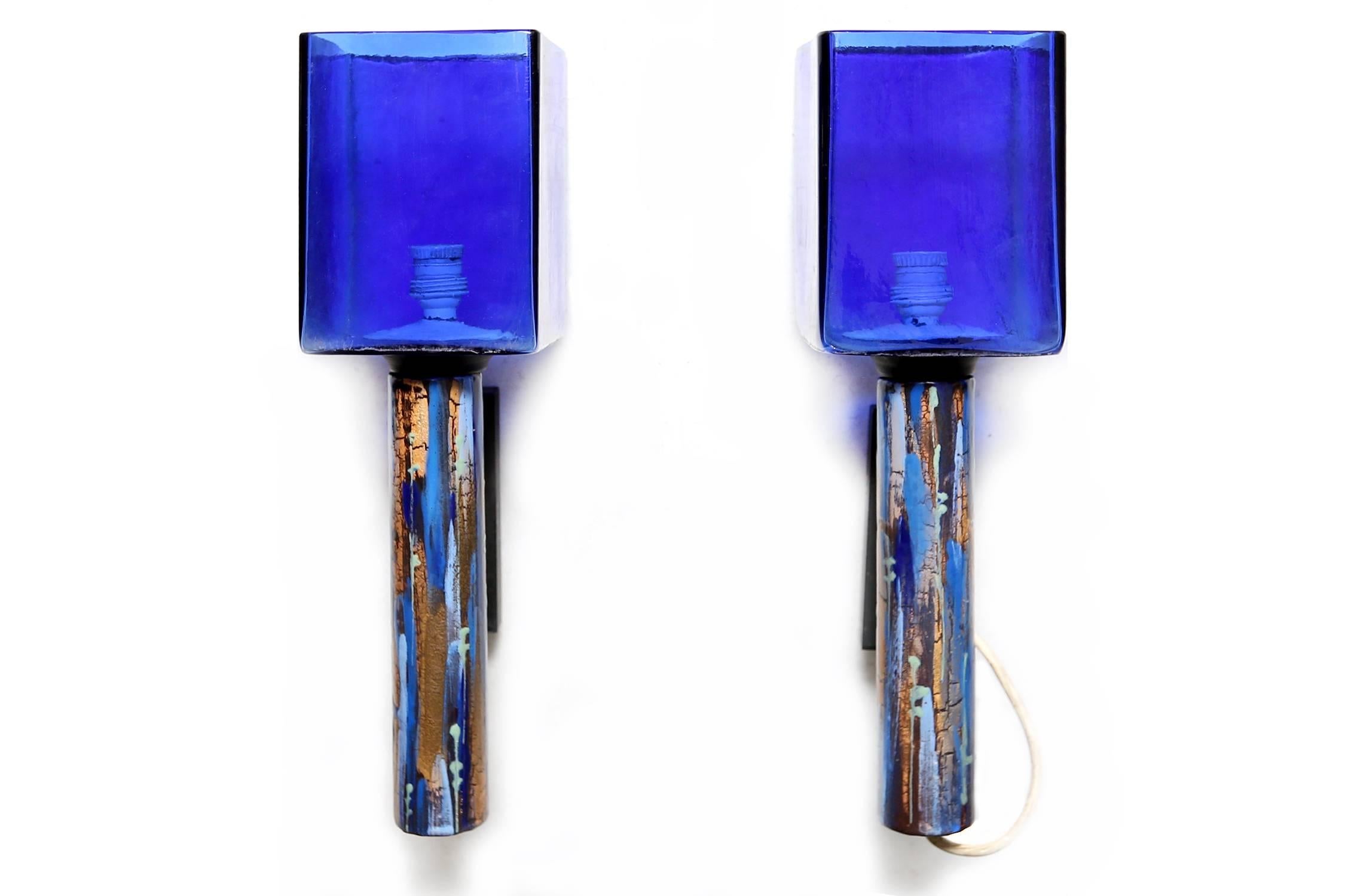 Schönes Paar Wandlampen.

Königsblaues mundgeblasenes Glas.

Italien, die 1970er Jahre.

Würde gut zu einer eklektischen oder Hollywood-Regency-Einrichtung passen.