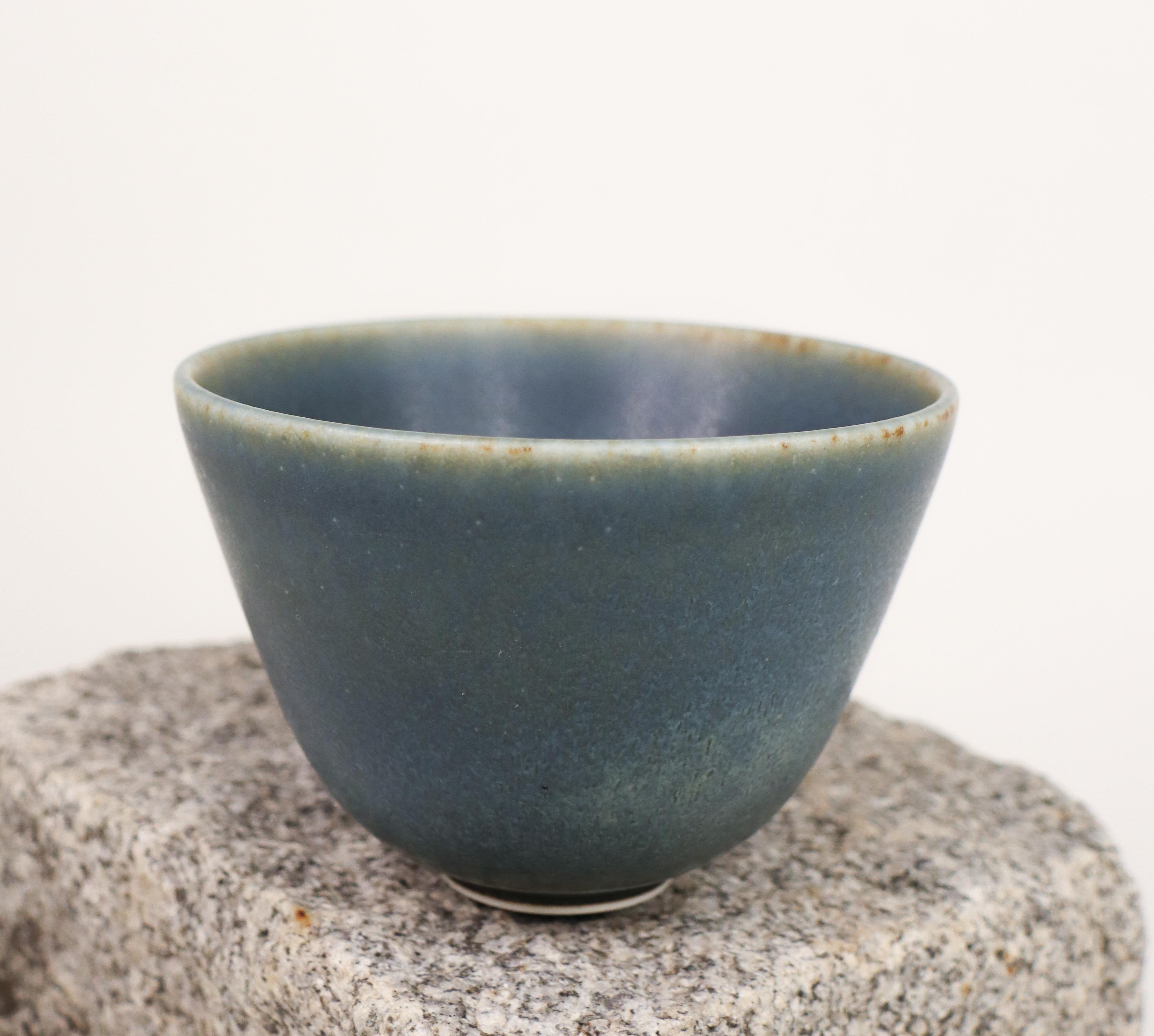 Eine blaue, runde Schale, entworfen von Gunnar Nylund in Rörstrand. Die Schale hat einen Durchmesser von 12,5 cm und eine Höhe von 9 cm. Es ist in ausgezeichnetem Zustand, abgesehen von einem kleinen Riss auf der Basis, warum es als 2. Qualität