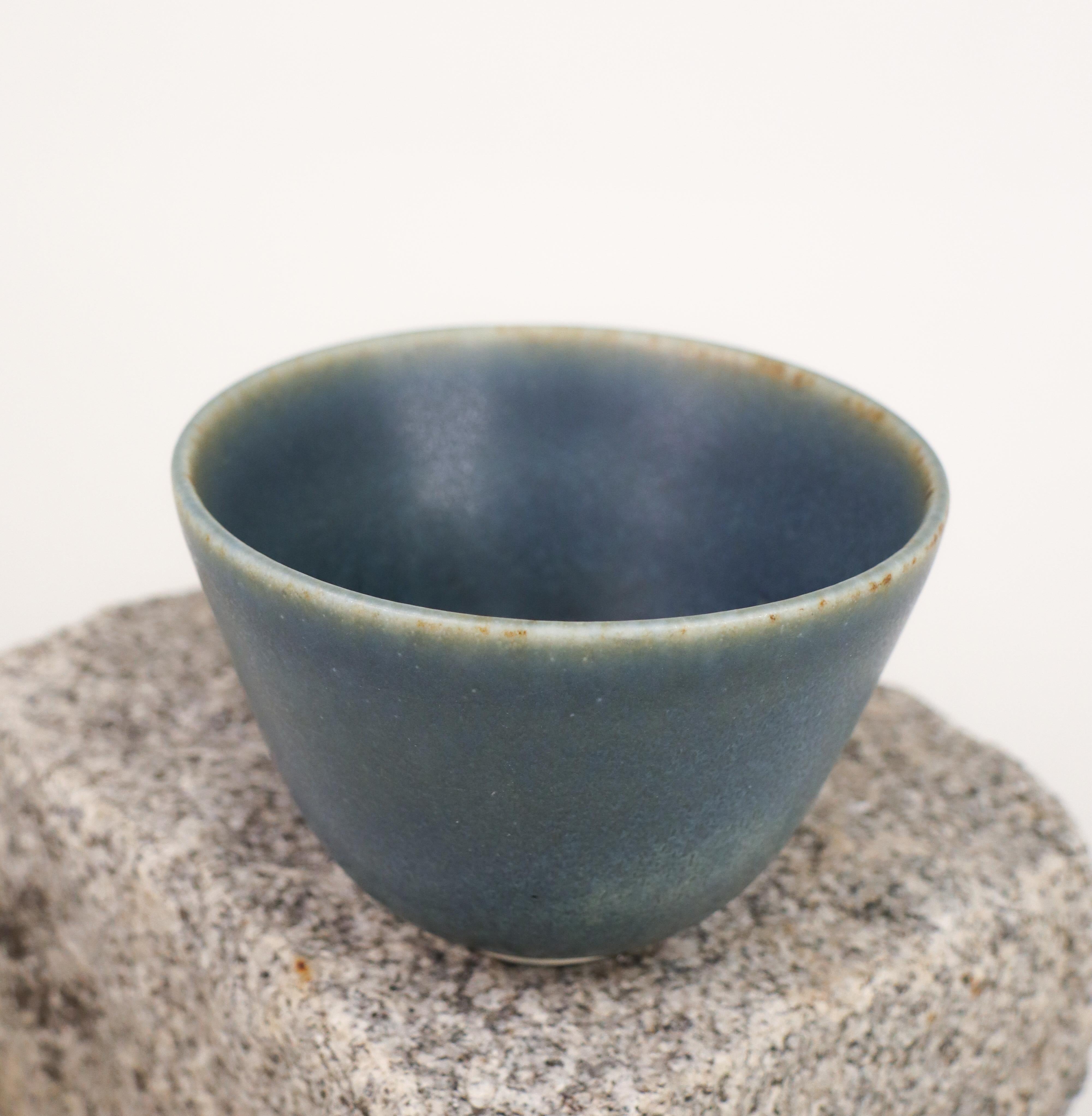 Scandinavian Modern Blue Ceramic Bowl - Gunnar Nylund - Rörstrand - Mid 20th Century Scandinavia For Sale