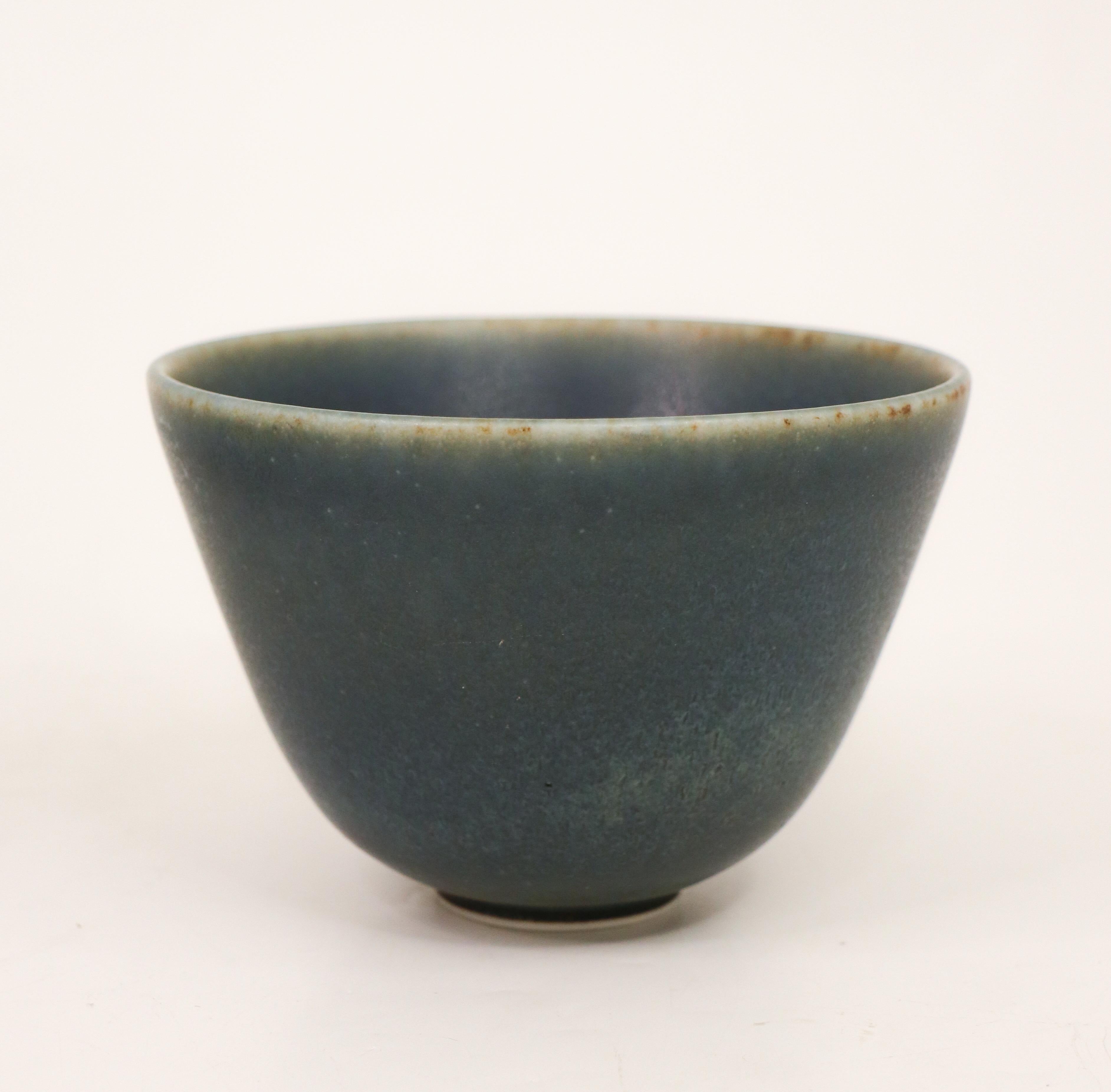 Blue Ceramic Bowl - Gunnar Nylund - Rörstrand - Mid 20th Century Scandinavia In Excellent Condition For Sale In Stockholm, SE