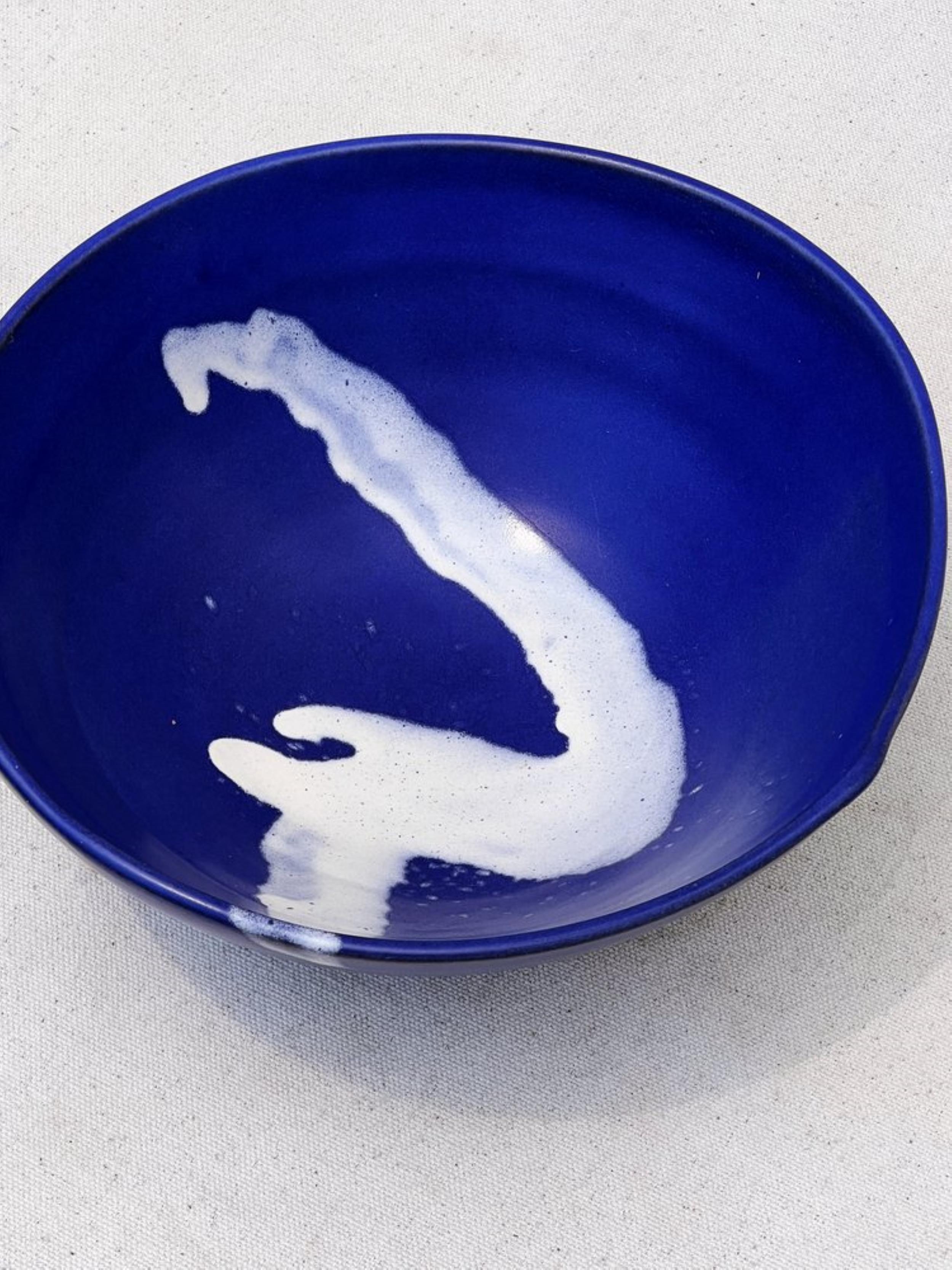 Werten Sie Ihre Einrichtung mit der exquisiten blau-weißen Keramikschale (signiert) auf. Die satte blaue Farbe, die zarten weißen Muster und der rohe Terrakotta-Sockel machen sie zu einem fesselnden Akzent oder Dekorationsstück für Regale und