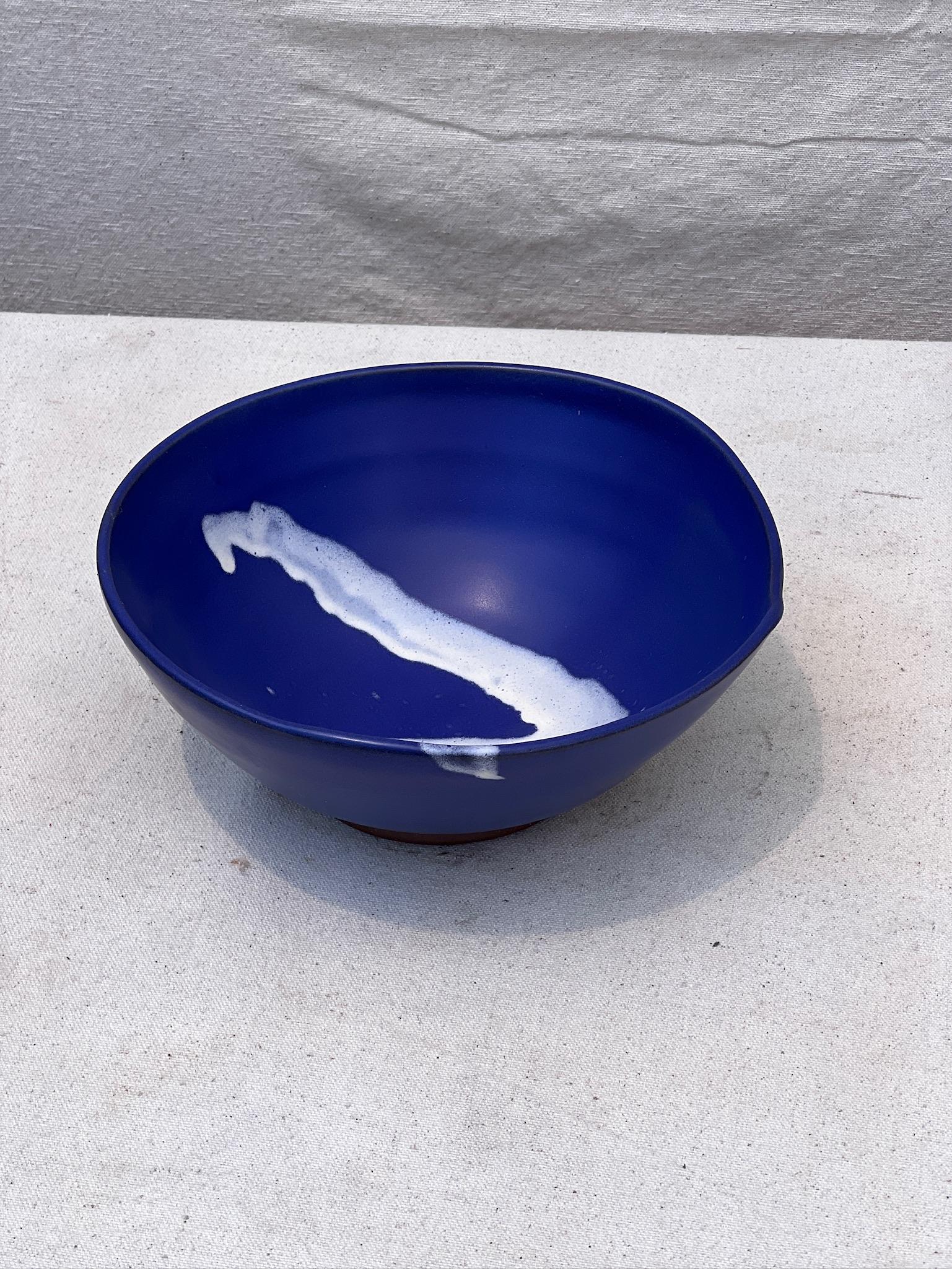 Blaue Keramikschale des späten 20. Jahrhunderts, signiert (Unbekannt) im Angebot