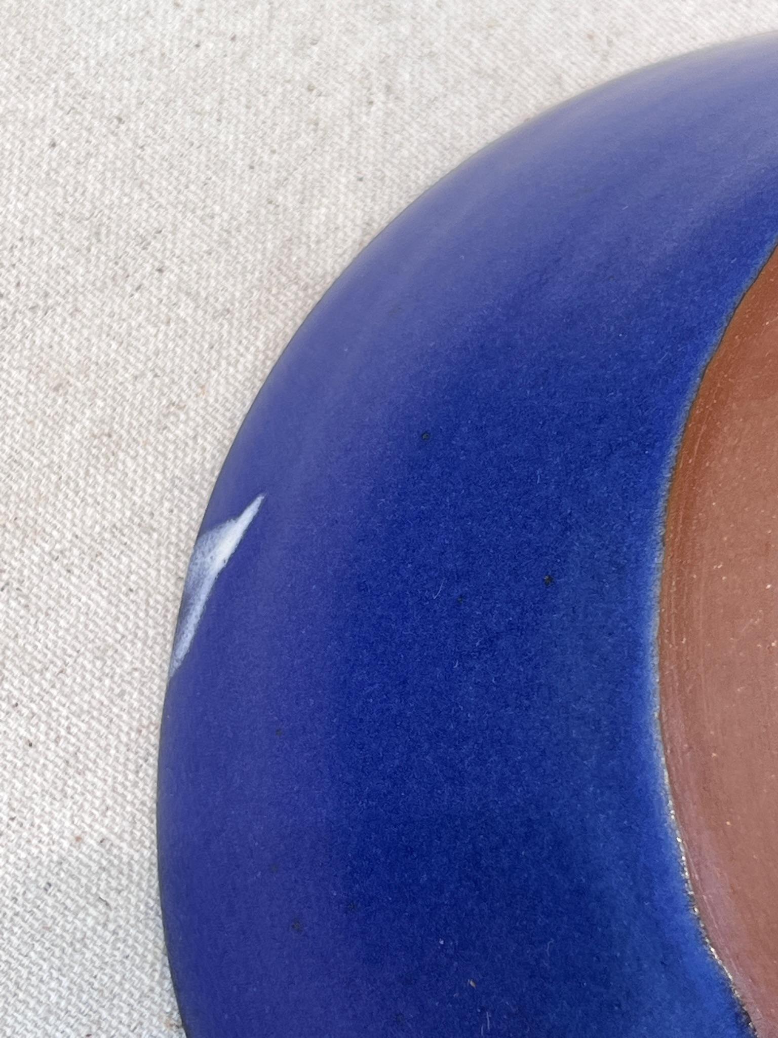 Blaue Keramikschale des späten 20. Jahrhunderts, signiert im Zustand „Gut“ im Angebot in West Hollywood, CA
