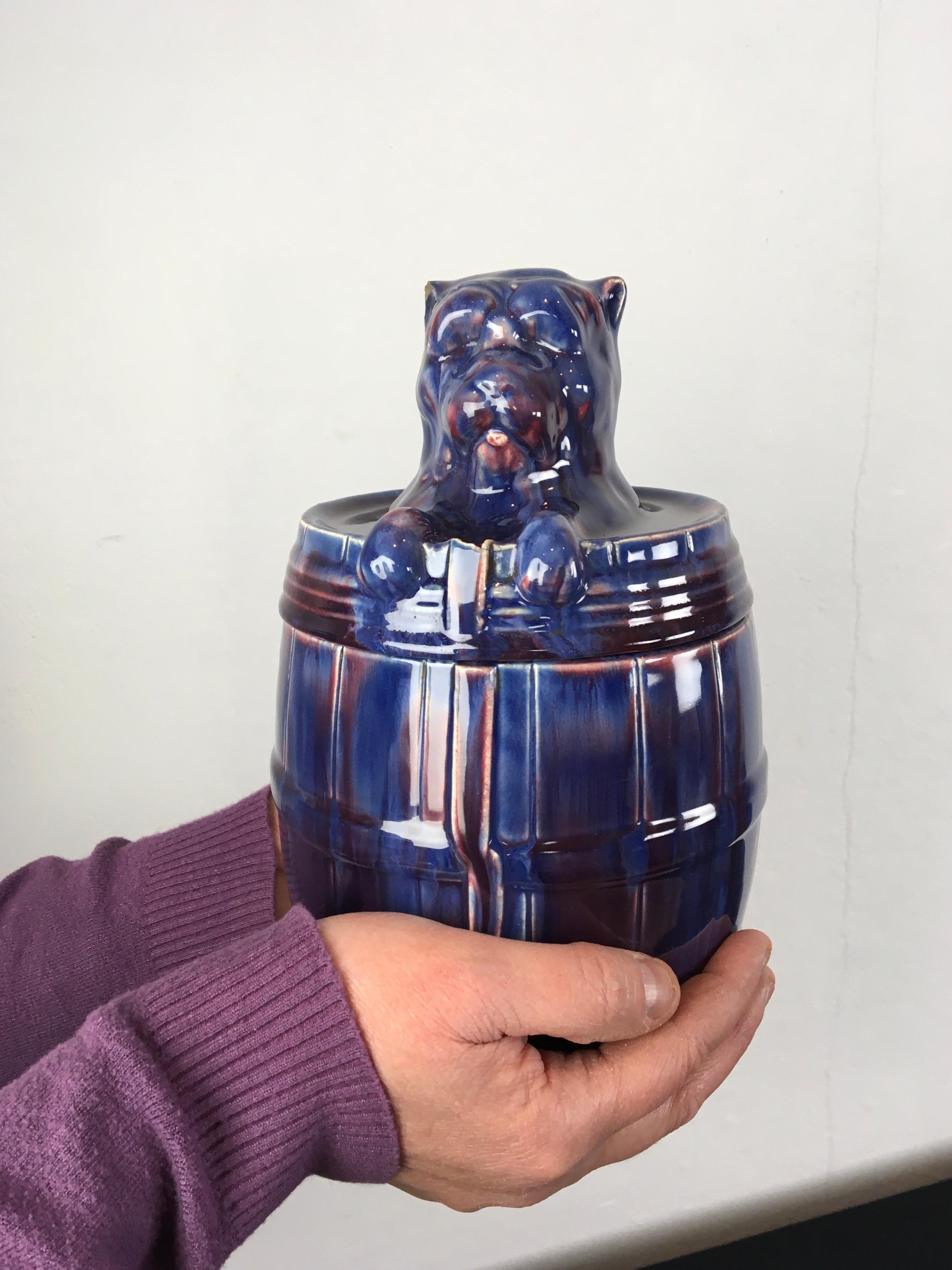 Blaues Bulldogge Barrel-Tabakgefäß aus Keramik (Art nouveau) im Angebot